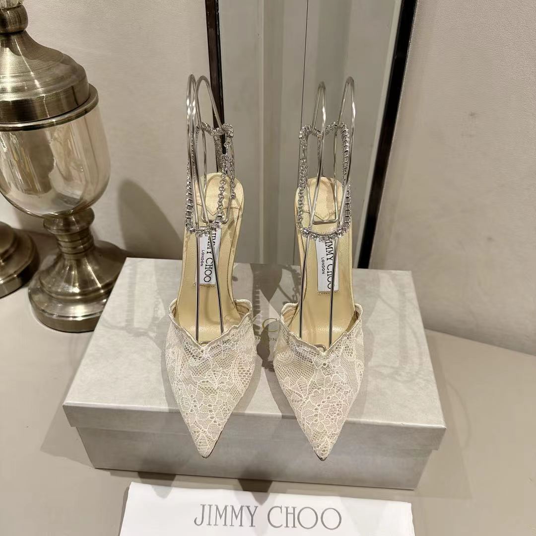 NO:928879,JIMMY CHOO Lace Pumps with a romantic floral pattern overlaid on a see-through base. This delicate model is reinforced by a delicate embroidered lace trim. Slightly wavy upper lines accentuate the silhouette, while a slender adjustable ankle rhinestone chain strap lightly outlines the foot. All dressed in a pair of slender 100mm stilettos. Featuring peonies overlaid with layered lace, as if surrounded by flowers. Imported embroidered lace on the upper. Imported custom lambskin on the lining.  Outsole Imported Italian genuine leather outsole size 35~39 (34 40~42 customized, non-refundable) Heel height 8.5/10cm, high heels, jimmy choo, high heels, sheepskin, Leather soles19860909JIMMY CHOO 蕾丝高跟鞋搭配浪漫花卉图案,叠加在透视底层之上.这个精致的模型由精致刺绣蕾丝边加固.略微波浪状的鞋面线条衬托出轮廓,而细长可调节的脚踝水钻链条带则轻盈地勾勒出脚部.全都穿着一双细长的100毫米细高跟鞋.采用牡丹花叠加层次感蕾丝,仿佛与花卉簇拥 鞋面进口刺绣蕾丝 内里进口意制小羊皮 大底进口意大利真皮大底码数35～39(34 40～42定制不退换) 跟高8.5/10cm,高跟鞋,jimmy choo,high heels,sheepskin,Leather soles,Women's Shoes