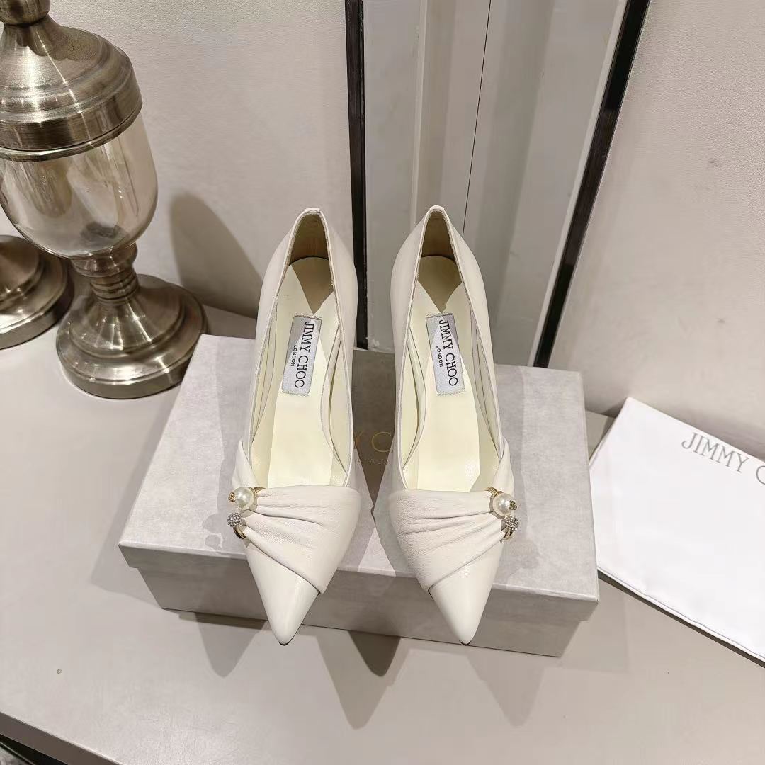 NO:928827,JIMMY CHOO Rafi's pleated high-heeled shoes with its own atmosphere are new. The pearl buckles on the upper are warm and restrained, without exaggerated decoration. The diamond balls paired with bingbing will achieve the ultimate balance of nobility and temperament!  It is the first choice for offices and banquets. It is more low-key than full diamonds and more high-end than single items. Commuting sisters, close your eyes and go for it. The white is gentle and elegant, and the black is full of royal sister style!   Imported sheepskin upper, imported sheepskin lining, outsole, imported Italian genuine leather, outsole size 35~39 (34, 40-42 customized, non-refundable), high flat soles/6.5/8.5cm, single shoes, jimmy choo, high heels, sheepskin, Leather soles19860909JIMMY CHOO Rafi自带氛围褶皱高跟鞋上新啦,鞋面珍珠饰扣温润内敛,无浮夸装饰,搭配bingbing的钻球将高贵和气质平衡都极致！是办公职场,宴会的首选,比起满钻更低调,比起单品更高档,通勤姐妹们闭眼冲吧,白色温文尔雅,黑色御姐风实足！  鞋面进口羊皮 内里进口羊皮  大底进口意大利真皮大底码数35～39(34 40-42定制不退换) 跟高平底/6.5/8.5cm,单鞋,jimmy choo,high heels,sheepskin,Leather soles,Women's Shoes