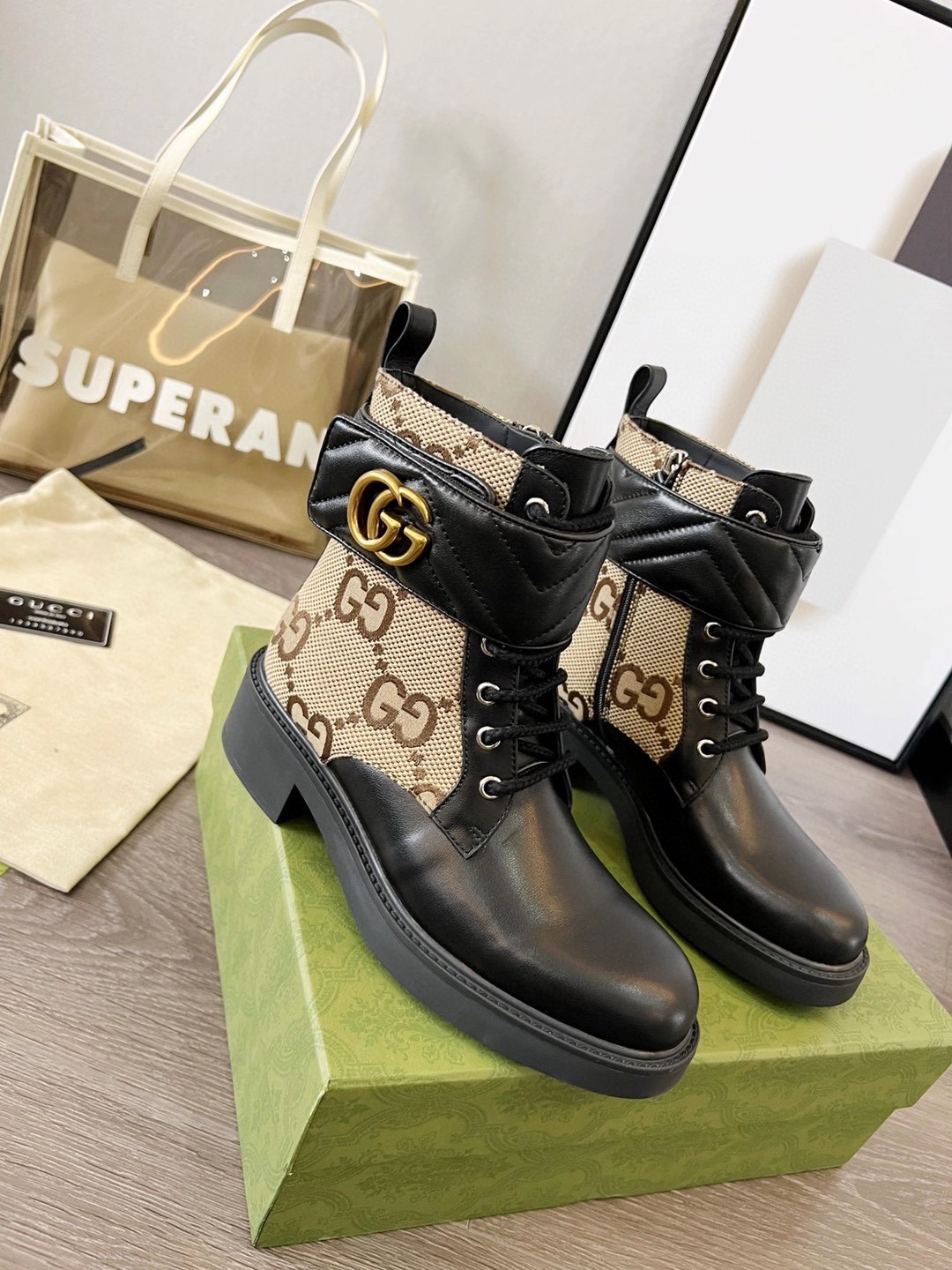 NO:487787,High-version GUCCI Gucci 2025 new Martin boots [retro double G-buckle short boots] Original mold opening disassembly and create, all details of hardware are in the same style as the medieval style, classic work, high-end and atmospheric... Fabric: Customized cowhide Inner: Imported sheepskin Foot pad: Imported sheepskin Big sole: Original mold opening anti-slip molding bottom Heel height: 3CM Packaging: Original full set of packaging Number of sizes: 35-42 (41 42 customization without return) Price, boots, gucci, gucci, boots, cowhide, sheepskin19860909高版本 GUCCI古驰2025新款马丁靴【复古双G扣短靴】 原版开模拆卸打造,所有细节五金全部对版开模中古风格,经典之作,高端大气上档次……  面料:定制牛皮 内里:进口羊皮 垫脚:进口羊皮 大底:原版开模防滑成型底 跟高:3CM 包装:原版全套包装 码数:35-42（41 42定制不退换） 价格,靴子,gucci,gucci,boots,cowhide,sheepskin,Women's Shoes