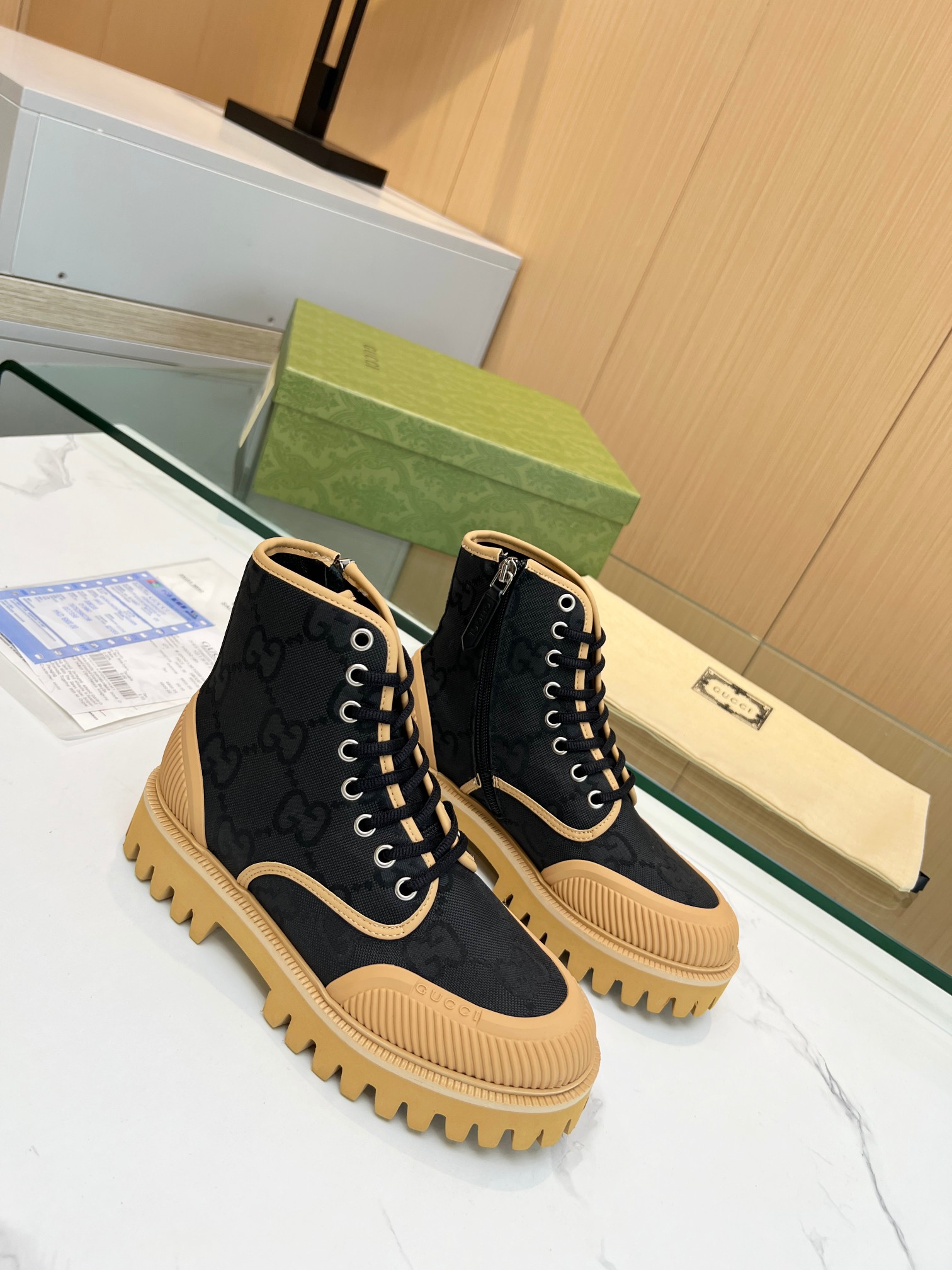 NO:756294,Real price Gucci canvas boots are reproduced 1:1. Suitable for autumn and winter. Create a perfect style, street style, cool and sassy, ​​C-position fashionable wear, classic shoes with a retro and futuristic feel, super eye-catching. Original reverse mold last, imported high-end knitting needle jacquard fabric presents a delicate texture!  Original open molded outsole EVA foam wear-resistant sole + front and rear toe caps. Easy and comfortable to wear. Size: Female 35-41 Male 39-46#,,gucci,boots19860909实价 Gucci帆布靴子一比一复刻.适合秋冬款.打造属于完美的风格炸街款又酷又飒 C位时髦穿搭 带复古加未来感经典鞋 超耐看. 原版倒模楦型,进口高端织针提花布呈现出精致质感！大底原版开模EVA发泡耐磨底+前后包头.上脚轻松舒适. 码数:女35-41 男39-46＃,,gucci,boots,Men's shoes