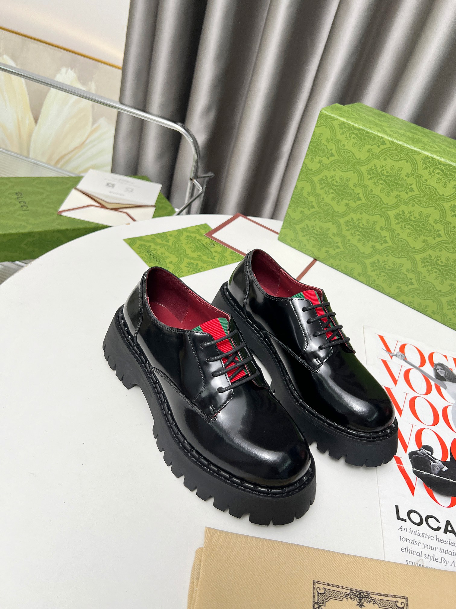 NO:409787,The original brand details of Gucci, founded in the 1950s, are romantically renewed on this pair of shoes. Striped webbing materials from the equestrian world have become a symbol of elegant clubs and are reappearing in a new way. This lace-up shoe is made of glossy leather and paired with rubber furrowed soles. Black glossy leather Women's decorative webbing tongue Rubber furrowed soles Flat soles Back heel height 5 cm; Front soles 3 cm high Italian creations Size women 35-41# Men 39-45#, loafers, gucci, loafers19860909Gucci始创于1950年代的原版品牌细节在这双鞋上浪漫焕新.取材自马术世界的条纹织带已经成为高雅俱乐部的象征,正在以新的方式重新登场.这款系带鞋采用亮面皮革制作,搭配橡胶沟纹鞋底. 黑色亮面皮革 女士 饰织带鞋舌 橡胶沟纹鞋底 平底 后鞋跟高5厘米；前鞋底高3厘米 意大利创作 码数女35-41# 男39-45#,乐福鞋,gucci,loafers,Women's Shoes