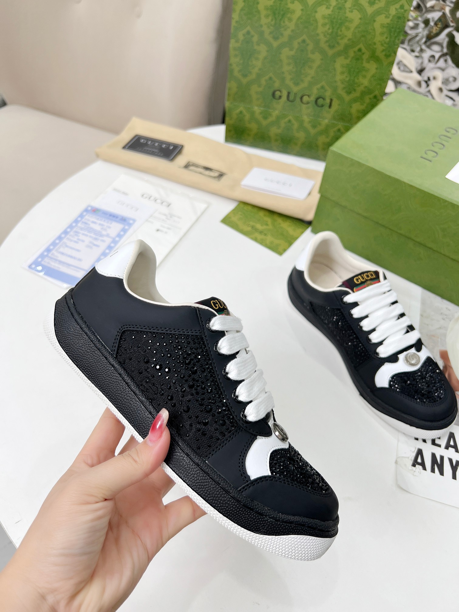 NO:228785,(Rhinestone version) Gucci Screener series men and women sneakers couples small dirty shoes The name of the Rhinestone Edition Screener series is inspired by defensive actions in sports. The design of the sneakers is constantly drawn from classic sneakers from the 1970s. This sneaker uses blue crystal diamonds. The original high-density fluff inner lining logo is decorated with metal double G oval enamel details. Size: Women's 35-44#, casual shoes/sports shoes, gucci, sneakers19860909（水钻版） Gucci Screener系列男女运动鞋情侣款小脏鞋 水钻版Screener系列名称的灵感来源于体育运动中的防守动作,运动鞋的设计从20世纪70年代的经典运动鞋不断汲取灵感.这款运动鞋选用蓝色水晶钻 内里原版高密度绒毛内里 logo饰金属双G椭圆形珐琅细节 码数: 女35-44#,休闲鞋/运动鞋,gucci,sneakers,Women's Shoes