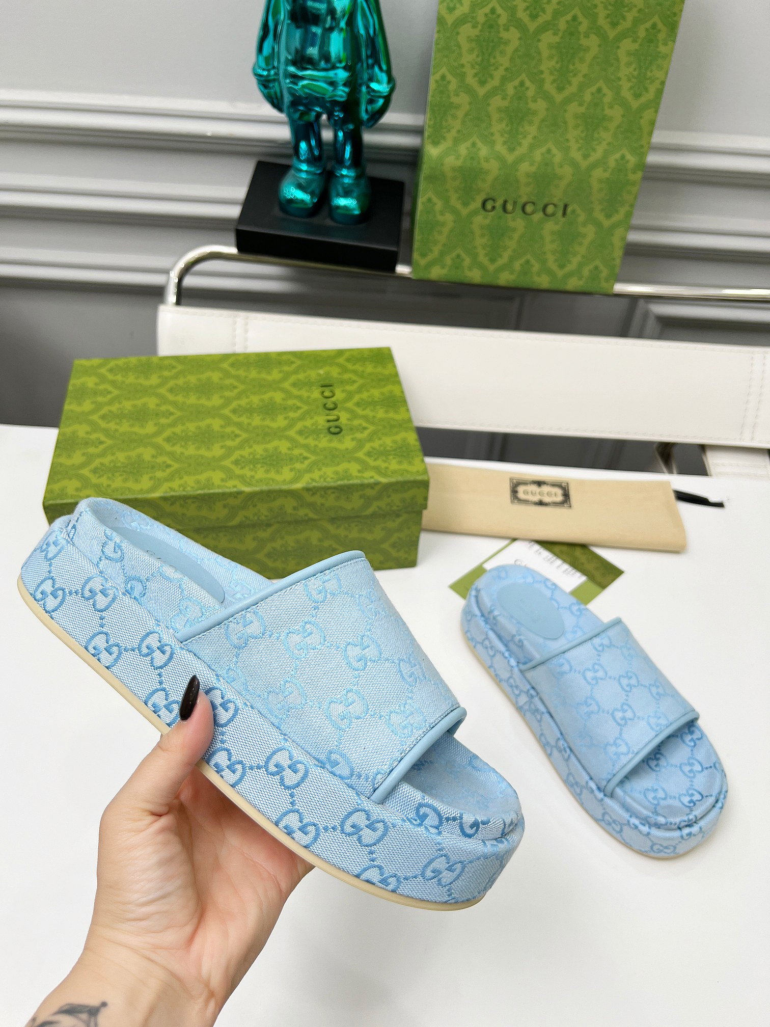 NO:250410,Gucci2025 Women's New GG Thick-soled Sandals The iconic Gucci logo and exquisite pattern are reinterpreted in a contemporary way for the latest Gucci collection. This wedge-shaped sandals are made of GG canvas, characterized by the iconic outline. Beige and dark brown original GG canvas Women's New Leather Decoration Leather Lining Rubber Outsole Made in Italy Size 35-45#, slippers, gucci, gucci, slippers19860909Gucci2025女士新款 GG 厚底凉拖鞋 标志性的古驰标志和精致图案以当代方式重新诠释,用于最新的古驰系列.这款楔形凉拖鞋采用GG帆布制成,以标志性的轮廓为特点.米色和深棕色原版GG帆布 女士新款 皮革装饰 皮革衬里 橡胶大底 意大利制造 码数35-45#,拖鞋,gucci,gucci,slippers,Women's Shoes