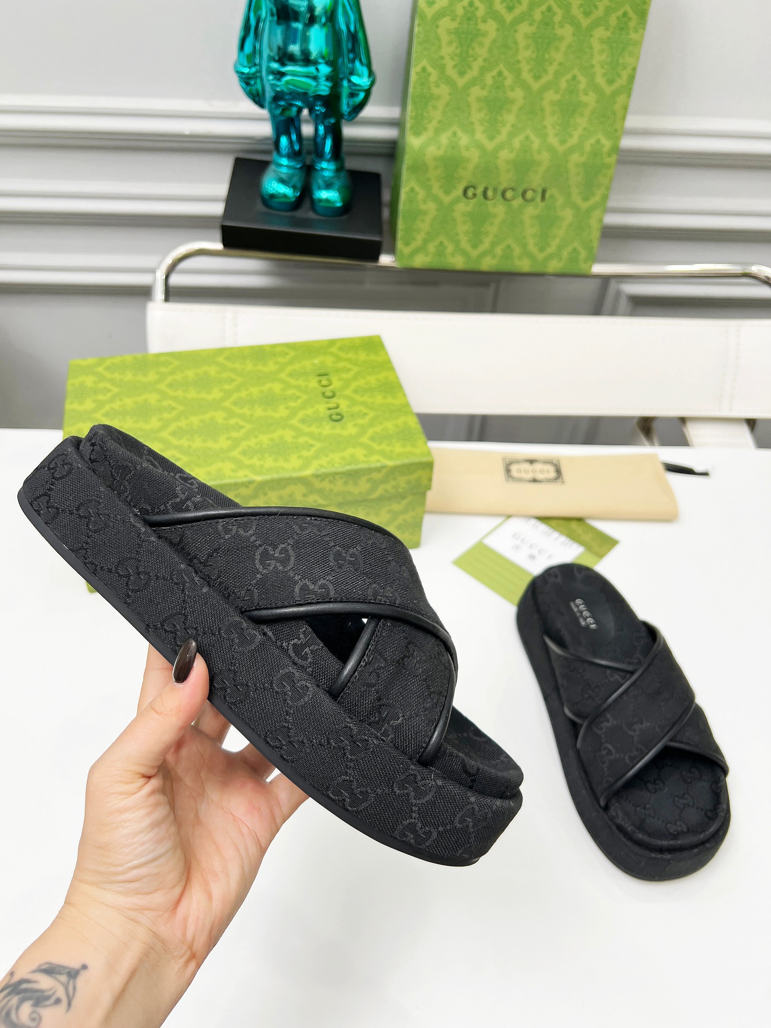 NO:250412,Gucci Women's New GG Cross Upper Thick-soled Sandals The iconic Gucci logo and exquisite pattern are reinterpreted in a contemporary way for the latest Gucci collection. This wedge sandal is made of GG canvas and is characterized by an iconic outline. Burgundy Original GG canvas Women's New Leather Decoration Leather Lining Rubber Sole Flat Heel Heel Heel Heel: 1.1