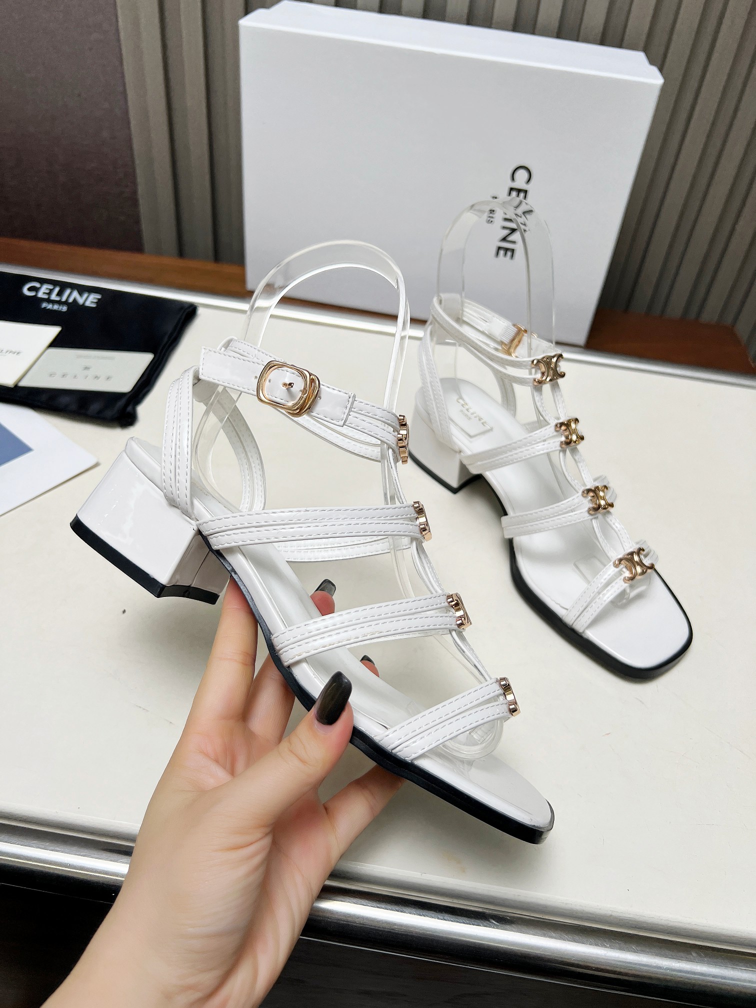 NO:412980,Celine's latest retro Arc de Triomphe fashionable thick-heeled sandals in summer with socks, which are absolutely amazing. The retro point brings a full sense of fashionable appearance. The original version is purchased and developed. The highest output is restored to the original customization. Size: 35-42#, sandals, celine, sandals, socks19860909Celine 塞琳春夏最新款复古凯旋门时髦粗跟凉鞋夏天搭配袜子 简直绝绝子 复古的点上带上了满分时髦感颜值 原版购入开发 依旧最高输出还原原版定制. 码数: 35-42#,凉鞋,celine,sandals,socks,Women's Shoes