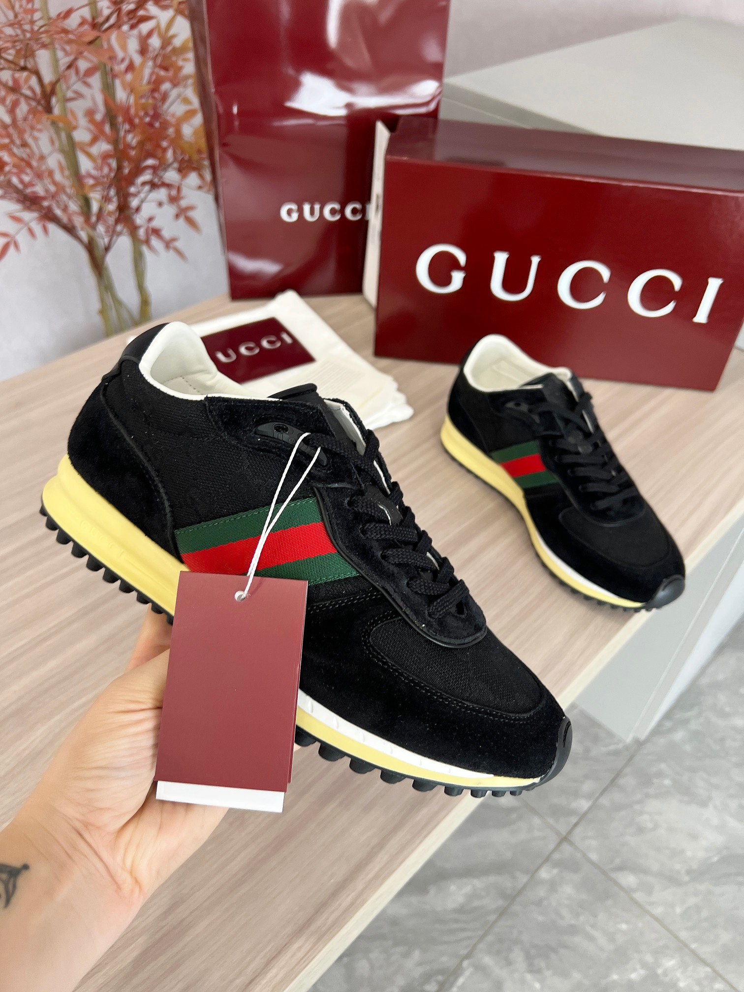 NO:410652,Gucci Re-Motion series men's sneakers. New unique summer simple lace-up thick-soled casual shoes add dynamic items to the 2025 spring and summer series. The light and flexible outsole has been specially treated and is full of a rich retro style. The tongue is decorated with 3D three-dimensional Gucci logo created by high-frequency embossing technology. The fabric lining is comfortable and breathable. Size 39-45#, casual shoes/sports shoes, gucci, sneakers19860909Gucci Re-Motion系列男士运动鞋 新款个性夏季简约系带厚底休闲鞋,为2025春夏系列再添动感单品.轻盈且灵活的外底经过特殊处理,洋溢着浓郁的复古风情. 鞋舌饰以高频压花工艺打造的3D立体Gucci字样标识 织物衬里舒适透气. 码数39-45#,休闲鞋/运动鞋,gucci,sneakers,Women's Shoes