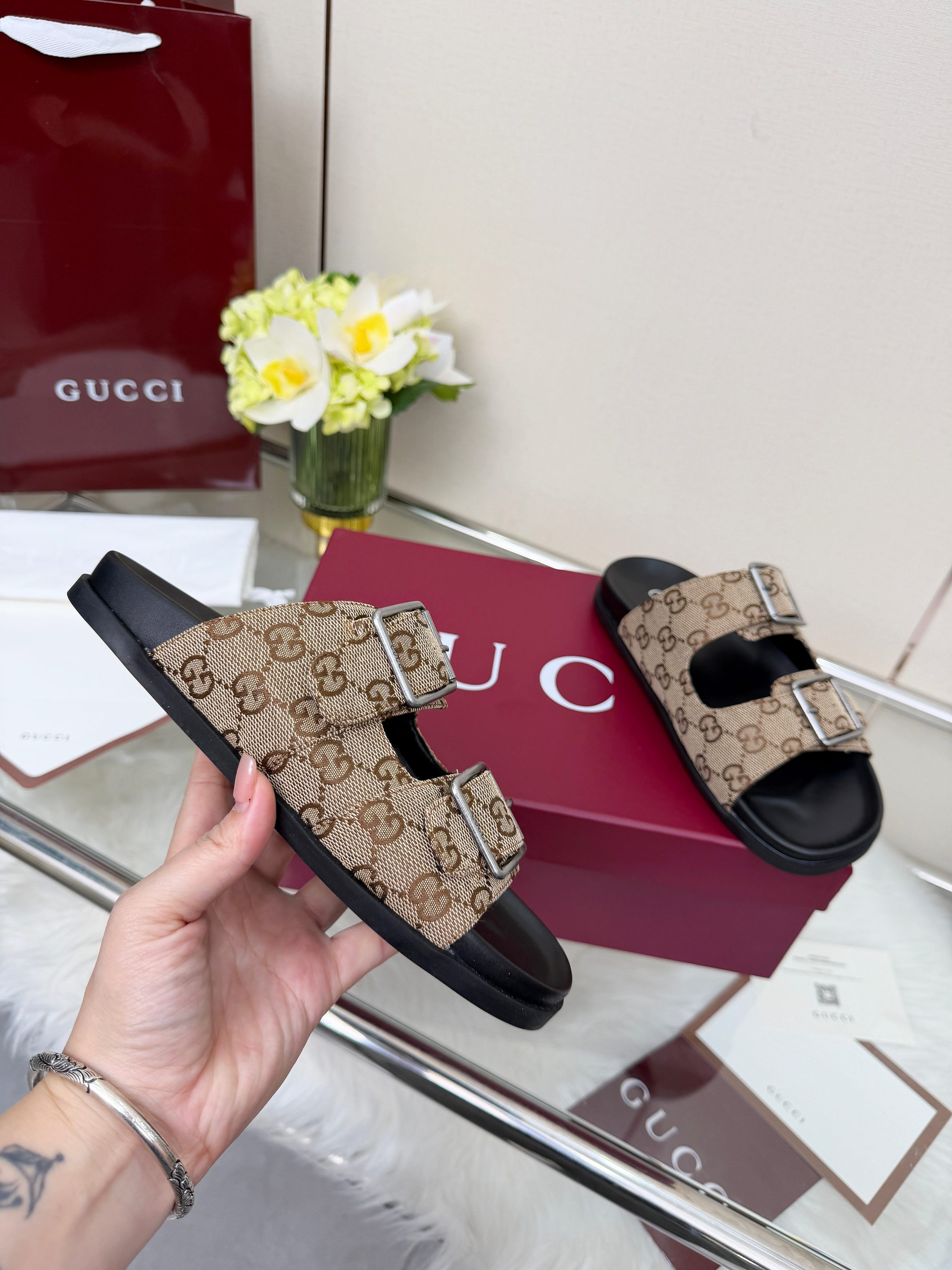 NO:757690,2026Gucci new slippers, TPU combination outsole is carefully made, decorated with same-tone cow leather details to enhance the style, injecting a delicate and elegant atmosphere into the whole design. Lining sheepskin code number 35-42#, slippers, gucci, slippers, cowhide, sheepskin198609092026Gucci新款拖鞋,TPU组合大底精心制作,饰以同色调牛皮革细节提升格调,为整个设计注入一抹精致优雅的气息. 内里羊皮 码数35-42#,拖鞋,gucci,slippers,cowhide,sheepskin,Women's Shoes