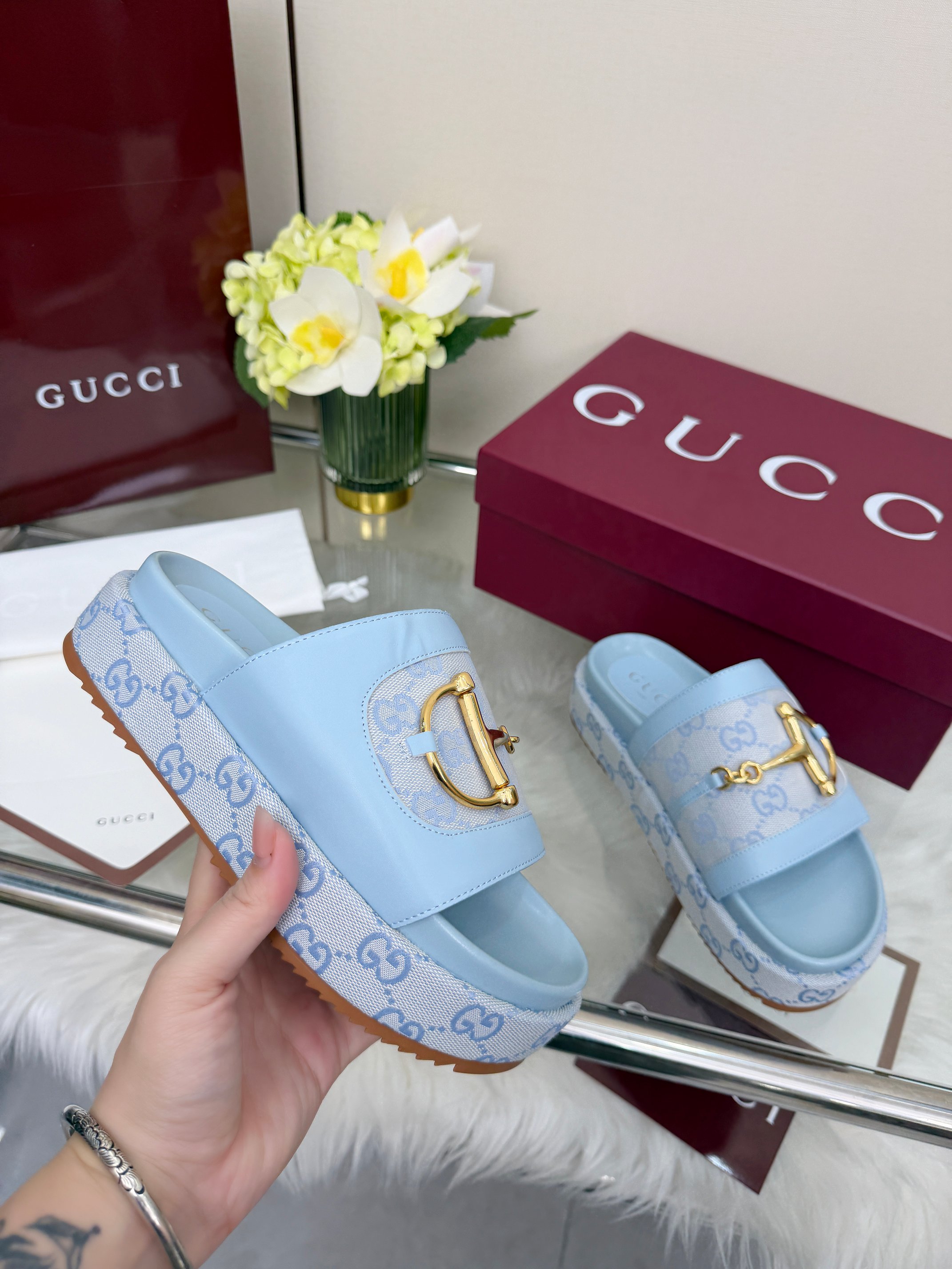 NO:757683,Gucci women's new platform slippers with spurs. This women's sandal features its signature horsehead buckle detail and gold-tone hardware. Made from premium leather, the design combines traditional inspiration with modern versatility, adding a sophisticated touch to warm-weather ensembles. Size 36-41#, slippers, gucci, sandals, slippers19860909Gucci古奇带有马刺的女士新款厚底凉拖鞋 这款女士凉鞋以其标志性的马头扣细节和金色五金为特色.采用优质皮革制成,设计将传统灵感与现代多功能性相结合,为温暖天气的套装增添精致触感. 码数36-41#,拖鞋,gucci,sandals,slippers,Women's Shoes