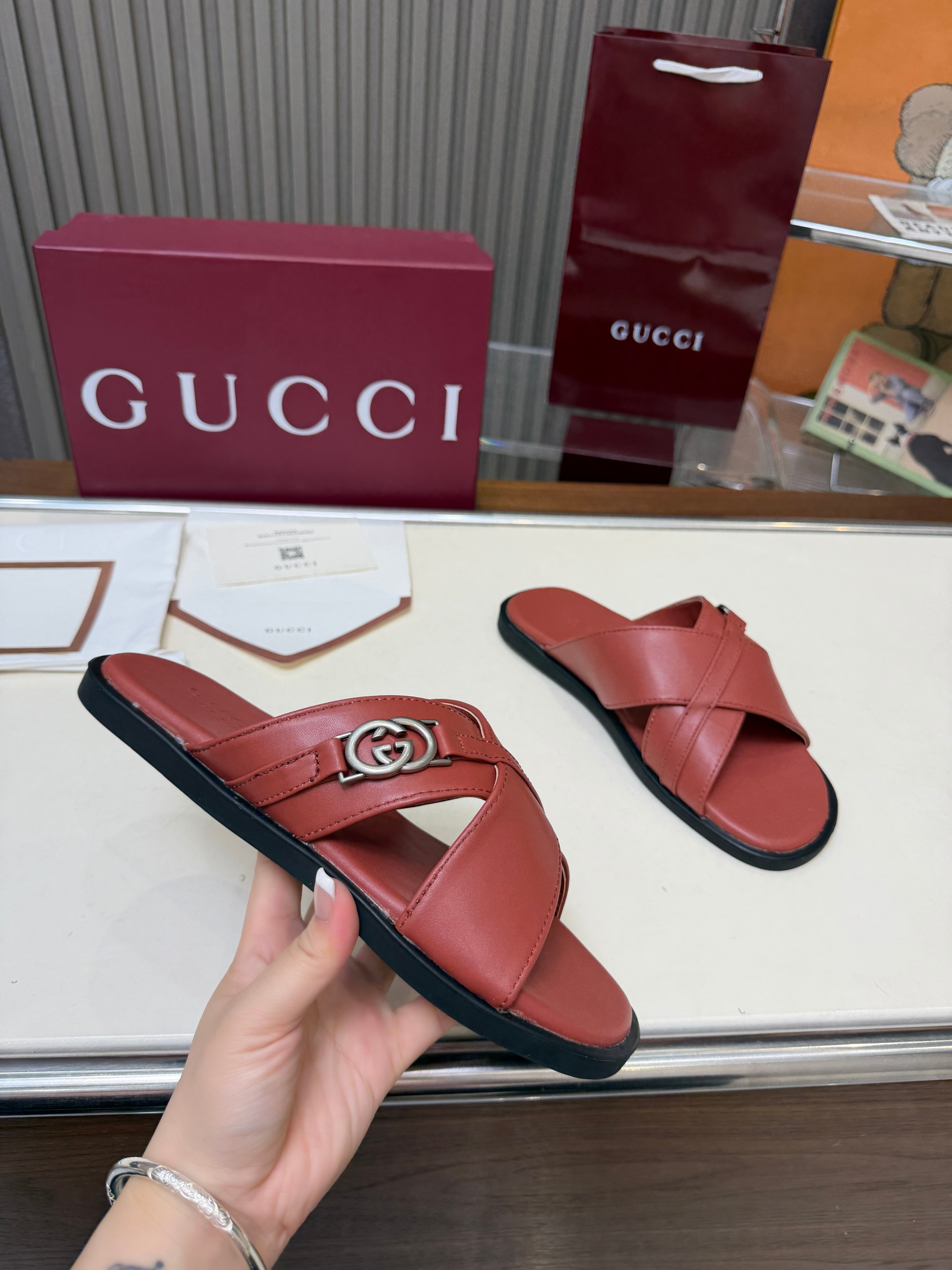 NO:874504,Gucci 2026 new interlocking double G cross men's slippers. Inspired by the 1970s archive design that infused the brand with glory, the interlocking double G is re-presented with detailed elements on this cow leather sandal. The new series explores the brand's archive symbol elements in a new way, paying tribute to the enduring elegance. Size men's 38-45#, slippers, gucci, gucci, sandals, slippers, cowhide19860909Gucci古驰2026新款互扣式双G 交叉男士拖鞋 为品牌注入荣光的20世纪70年代典藏设计撷取灵感,互扣式双G在这款牛皮革凉鞋上以细节元素焕新呈现.新推系列以全新方式探索品牌典藏符号元素,向经久不息的优雅风范致意. 码数男款38-45#,拖鞋,gucci,gucci,sandals,slippers,cowhide,Women's Shoes