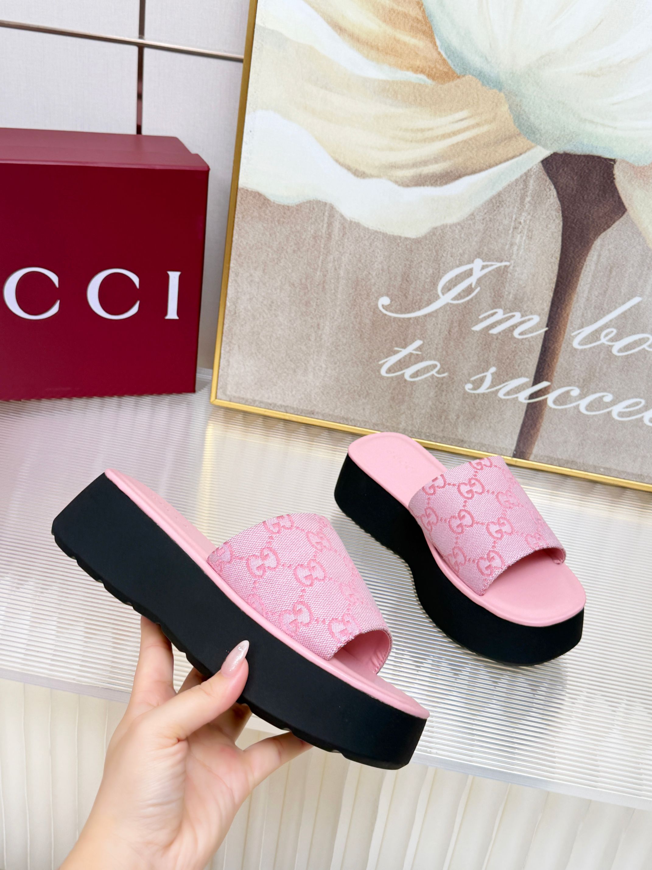 NO:957309,Gucci2026 Women's New Summer Thick Soled Sandals Iconic Gucci logos and sophisticated patterns are reinterpreted in a contemporary way for the latest Gucci collection. Made of GGs01 canvas, these wedge sandals feature an iconic silhouette. Size 35-42#, slippers, gucci, gucci, slippers19860909Gucci2026女士夏季新款 厚底凉拖鞋 标志性的古驰标志和精致图案以当代方式重新诠释,用于最新的古驰系列.这款楔形凉拖鞋采用GGs01帆布制成,以标志性的轮廓为特点. 码数35-42#,拖鞋,gucci,gucci,slippers,Women's Shoes