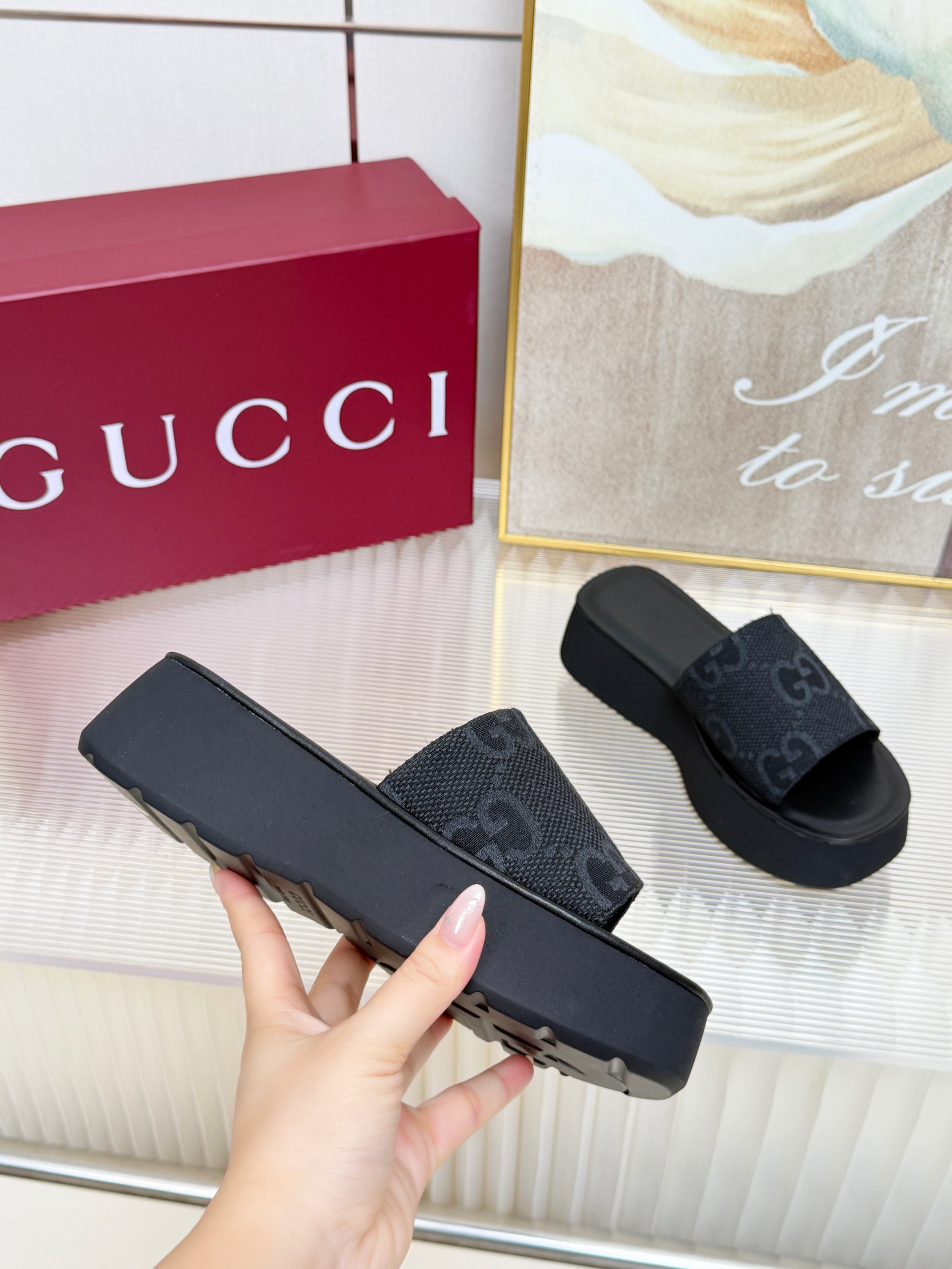 NO:957302,, Gucci2026 women's new summer platform sandals. Iconic Gucci logos and delicate patterns are reinterpreted in a contemporary way for the latest Gucci collection. Made of GGs01 canvas, these wedge sandals feature an iconic silhouette. Size 35-42#, slippers, gucci, gucci, slippers19860909, Gucci2026女士夏季新款 厚底凉拖鞋 标志性的古驰标志和精致图案以当代方式重新诠释,用于最新的古驰系列.这款楔形凉拖鞋采用GGs01帆布制成,以标志性的轮廓为特点. 码数35-42#,拖鞋,gucci,gucci,slippers,Women's Shoes