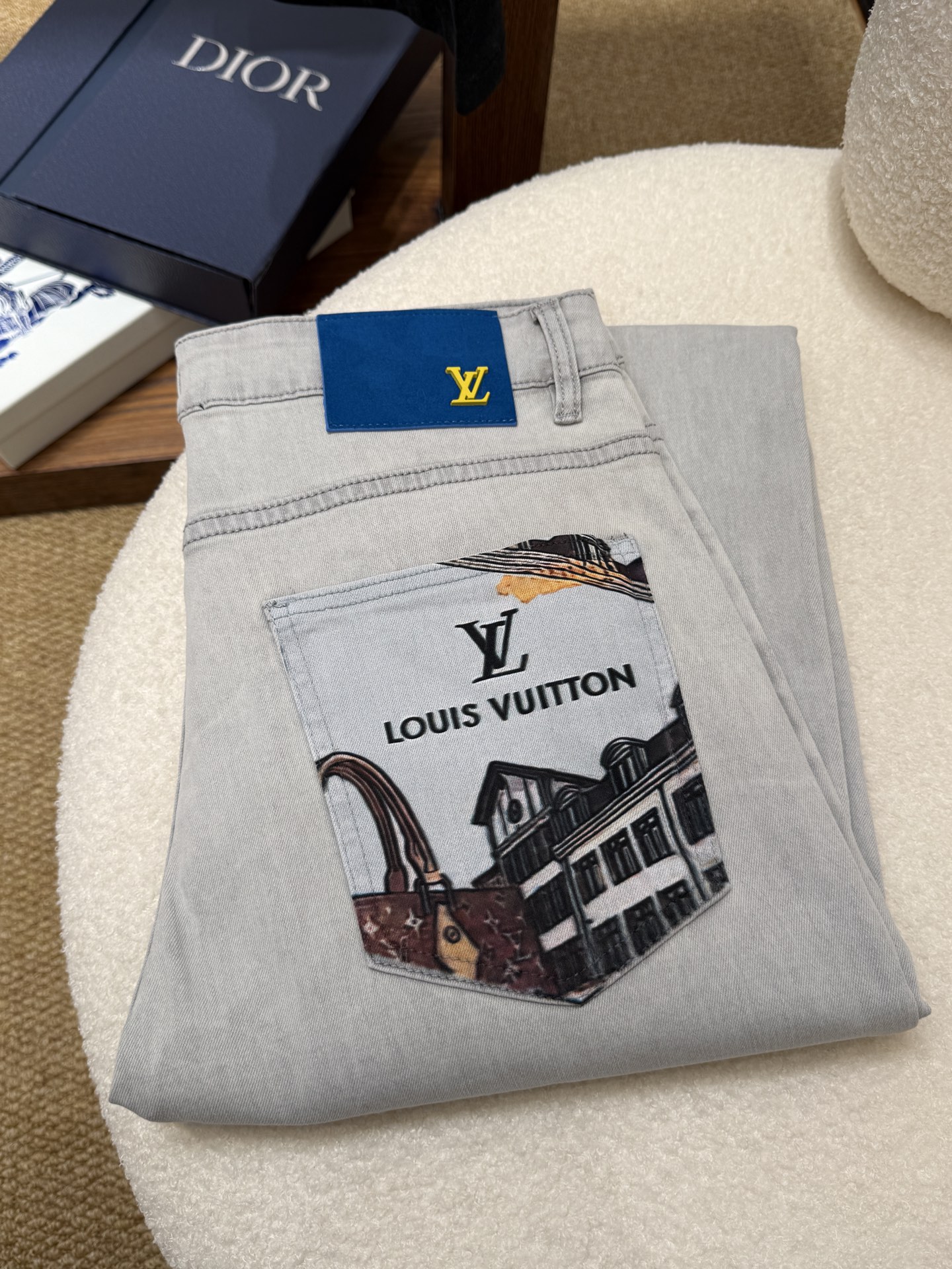 🔥LV 路易威登🔥春夏修身直筒牛仔裤！重工酵磨水洗工艺，莱赛尔锁色牛仔面料，带弹力上身非常舒适，穿出去非