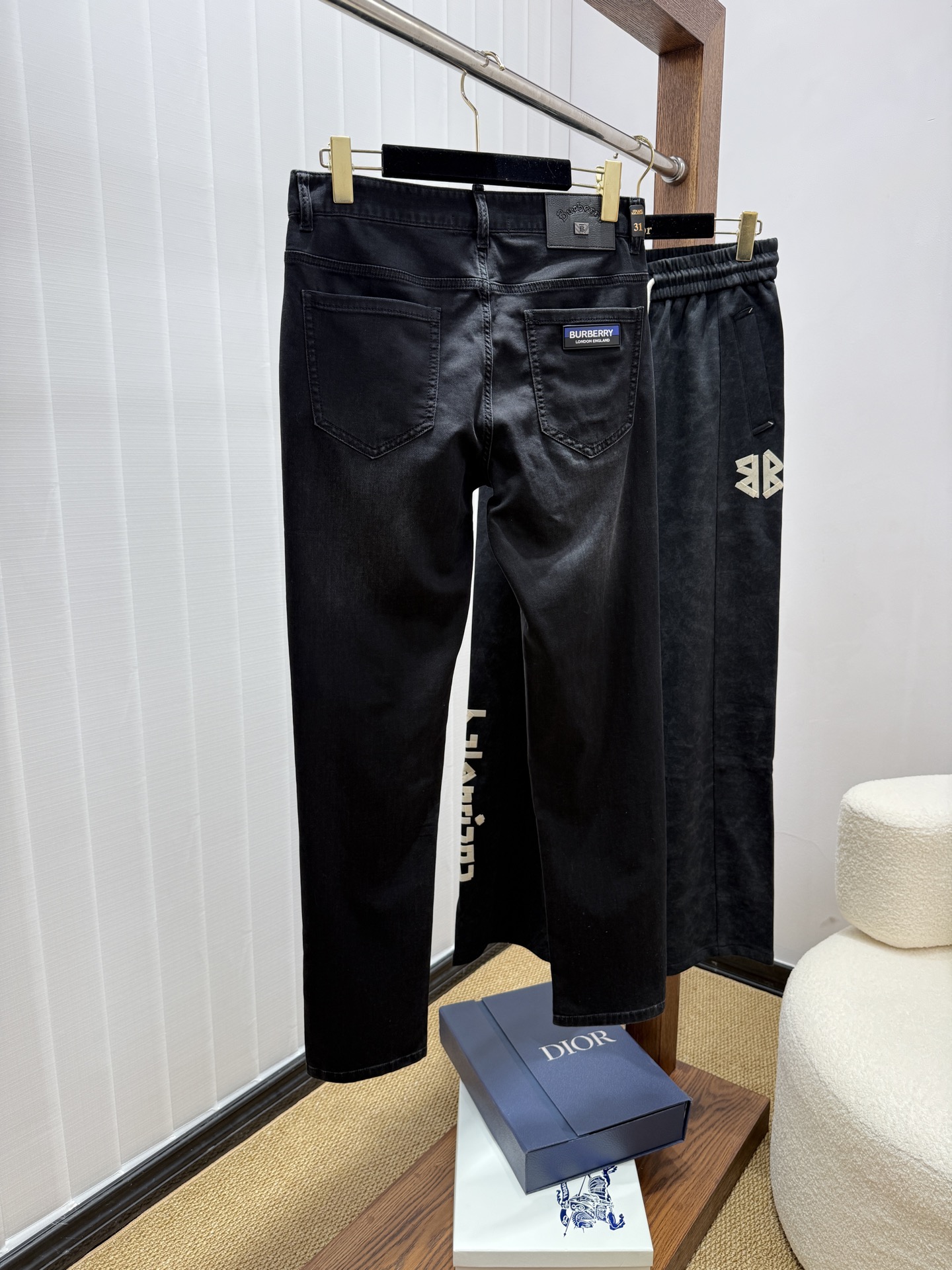 🔥巴宝莉 BURBERRY🔥春夏款修身直筒牛仔裤！重工酵磨水洗工艺，修身版型带弹力上身非常舒适，穿出去非
