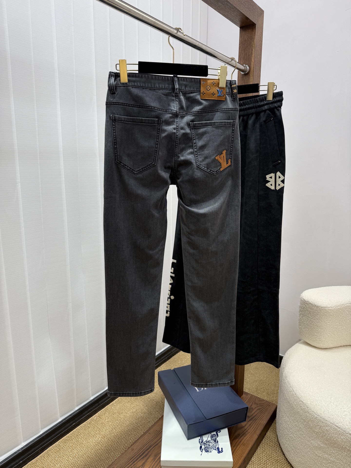 🔥LV 路易威登🔥春夏修身直筒牛仔裤！重工酵磨水洗工艺，莱赛尔锁色牛仔面料，带弹力上身非常舒适，穿出去非