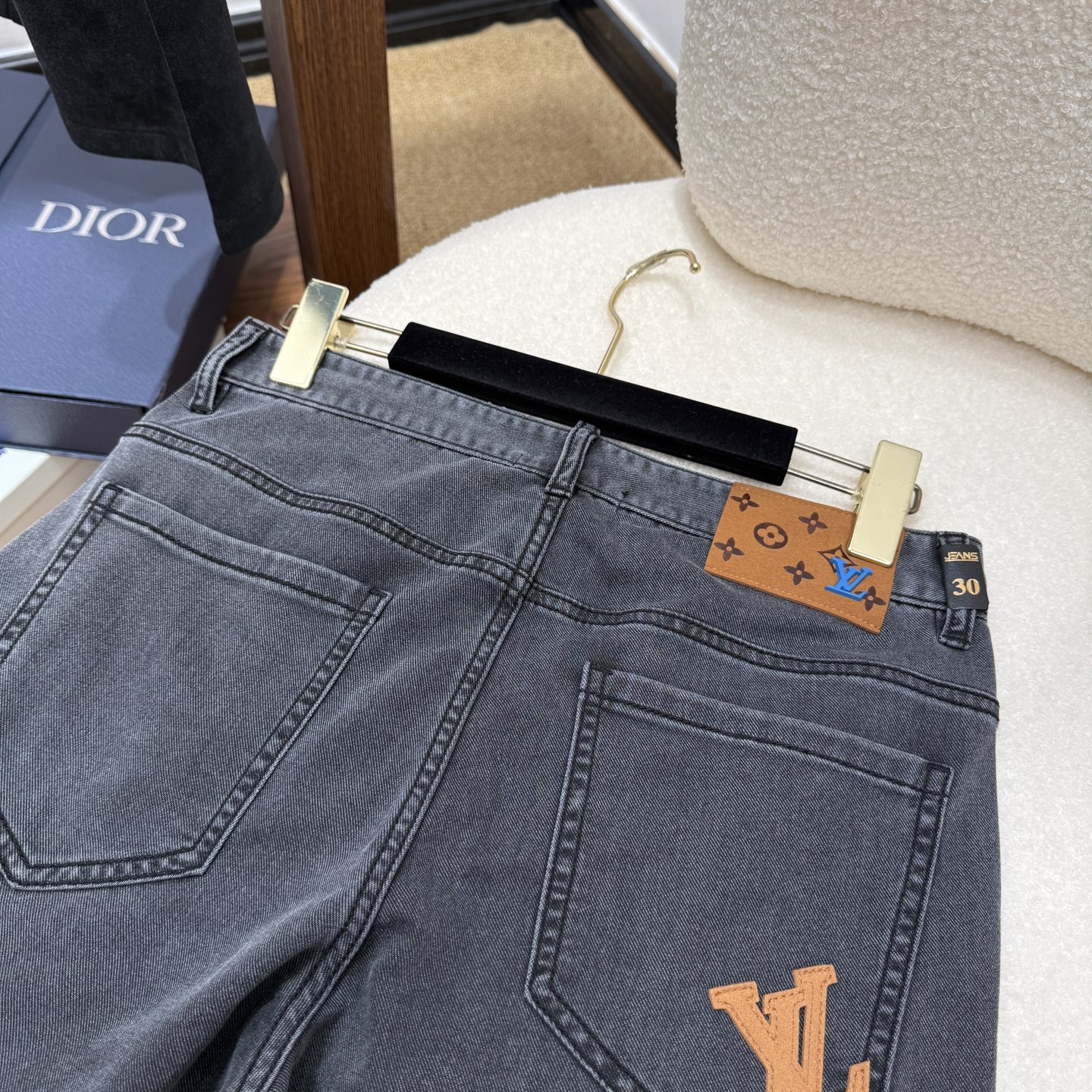 🔥LV 路易威登🔥春夏修身直筒牛仔裤！重工酵磨水洗工艺，莱赛尔锁色牛仔面料，带弹力上身非常舒适，穿出去非