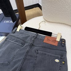 🔥芬迪 FENDI🔥春夏修身版直筒牛仔裤!重工酵磨水洗工艺,修身直筒版型,莱赛尔锁色牛仔面料,带弹力上身 🔥芬迪 FENDI🔥春夏修身版直筒牛仔裤!重工酵磨水洗工艺,修身直筒版型,莱赛尔锁色牛仔面料,带弹力上身