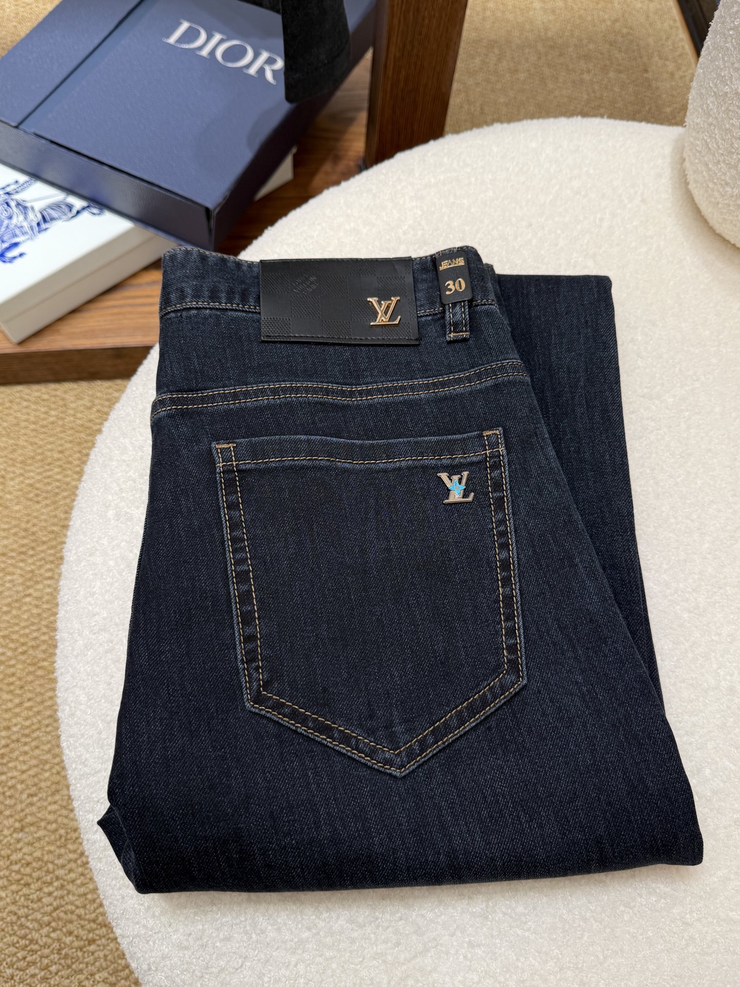 🔥LV 路易威登🔥春夏修身直筒牛仔裤！重工酵磨水洗工艺，莱赛尔锁色牛仔面料，带弹力上身非常舒适，穿出去非