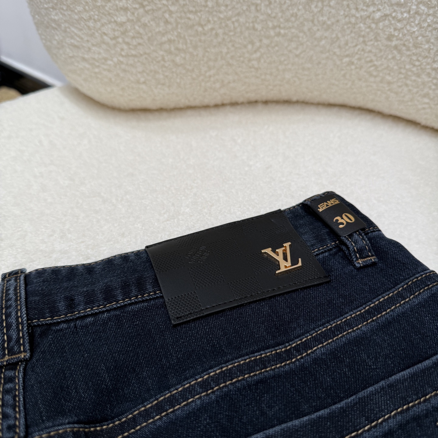 🔥LV 路易威登🔥春夏修身直筒牛仔裤！重工酵磨水洗工艺，莱赛尔锁色牛仔面料，带弹力上身非常舒适，穿出去非
