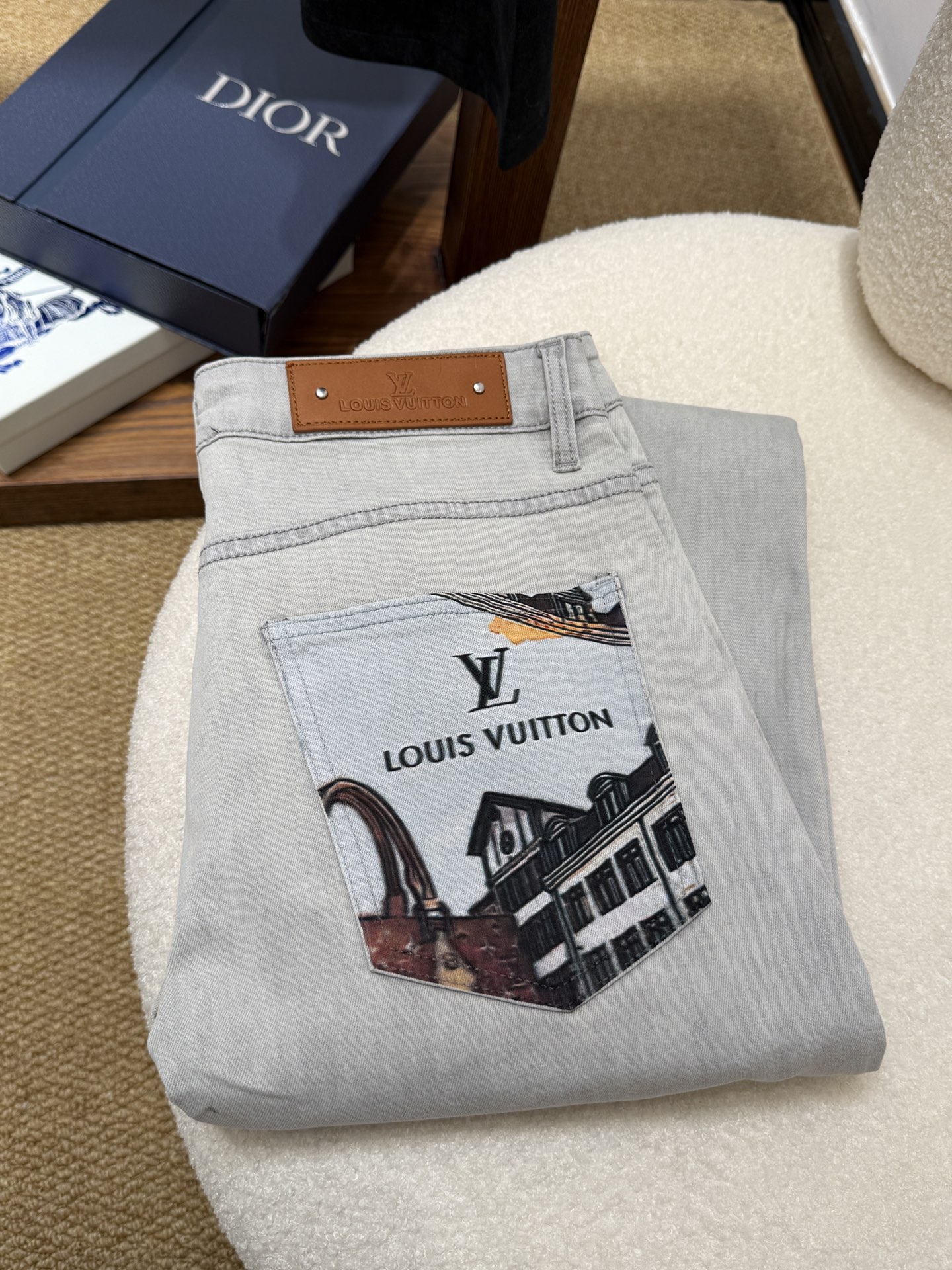 🔥LV 路易威登🔥春夏修身直筒牛仔裤！重工酵磨水洗工艺，莱赛尔锁色牛仔面料，带弹力上身非常舒适，穿出去非