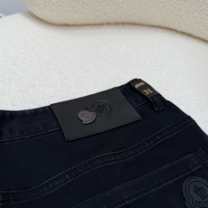 🔥蒙口 MONCLER🔥春夏修身直筒牛仔裤!重工酵磨水洗工艺,莱赛尔锁色牛仔面料,带弹力上身非常舒适,穿 🔥蒙口 MONCLER🔥春夏修身直筒牛仔裤!重工酵磨水洗工艺,莱赛尔锁色牛仔面料,带弹力上身非常舒适,穿