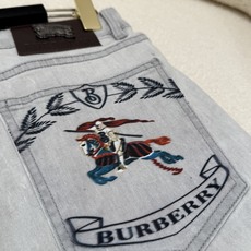 🔥巴宝莉 BURBERRY🔥春夏款修身直筒牛仔裤!重工酵磨水洗工艺,修身版型带弹力上身非常舒适,穿出去非 🔥巴宝莉 BURBERRY🔥春夏款修身直筒牛仔裤!重工酵磨水洗工艺,修身版型带弹力上身非常舒适,穿出去非