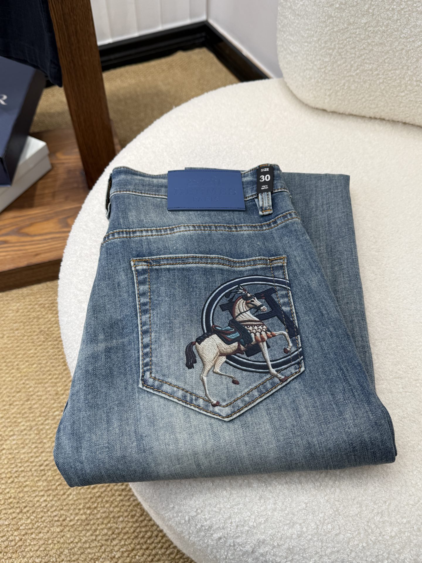 NO:933572,Hermès HERNES spring and summer slim straight jeans!  Heavy fermentation and washing process, lyocell color-locked denim fabric, elastic upper body, very comfortable, very classy to wear, needless to say the style and cut of the pants, the G net logo is highly recognizable!  Truly a first-class top trendy product!  Really top-notch jeans with outstanding quality. They have been washed with heavy fermentation and milling to make them very soft!  The upper body is absolutely stylish!  !  !  Size 29——3837,,hermes,jeans,19860909爱马仕 HERNES 春夏修身直筒牛仔裤！重工酵磨水洗工艺,莱赛尔锁色牛仔面料,带弹力上身非常舒适,穿出去非常有档次,裤型款式和裁剪亦无需多言 ,G网Logo辨识度极高！真正一等一顶级潮品！真正殿堂级的牛仔裤,品质卓然,经过重工酵磨水洗使得裤子很柔软！上身绝对的有型！！！尺码29——3837,,hermes,jeans,,Men's clothing