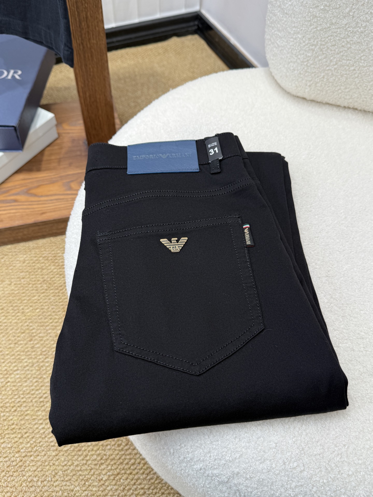 NO:913243,#baiArmani ARMANI spring and summer slim straight jeans!  Heavy-duty fermentation and washing process, slim straight fit, Lyocell color-locked denim fabric, elastic upper body, very comfortable, very classy to wear, needless to say the style and cut of the pants, the G net logo is highly recognizable!  Really top-notch jeans with outstanding quality. They have been washed with heavy fermentation and milling to make them very soft!  The straight-leg version is not picky and the upper body is absolutely stylish!  !  !  Size 29——3837,,armani,armani,jeans,19860909#bai 阿玛尼 ARMANI春夏修身版直筒牛仔裤！重工酵磨水洗工艺,修身直筒版型,莱赛尔锁色牛仔面料,带弹力上身非常舒适,穿出去非常有档次,裤型款式和裁剪亦无需多言 ,G网Logo辨识度极高！真正殿堂级的牛仔裤,品质卓然,经过重工酵磨水洗使得裤子很柔软！直脚的版型 不挑人 上身绝对的有型！！！尺码29——3837,,armani,armani,jeans,,Men's clothing