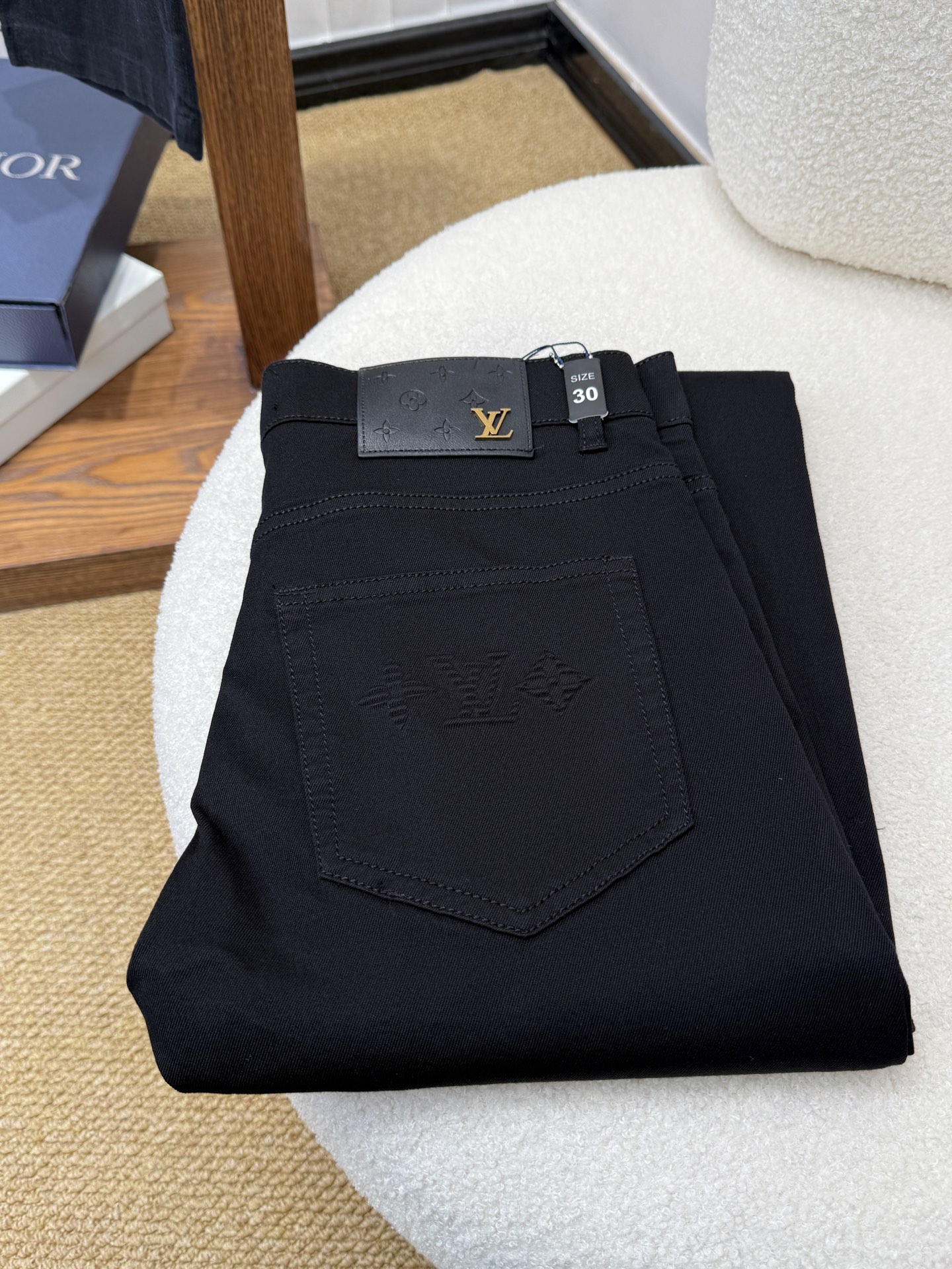 NO:913249,#baiLV Louis Vuitton spring and summer slim fit straight jeans!  Heavy-duty fermentation and washing process, the slim straight version with elastic upper body is very comfortable, and it is very classy to wear. Needless to say, the style and tailoring of the pants, the G mesh logo is highly recognizable!  Truly a first-class top trendy product!  Really top-notch jeans, using Turkish cotton to produce the most famous denim fabric. The quality is outstanding. After heavy-duty fermentation and washing, the pants are very soft!  The straight-leg version is not picky and the upper body is absolutely stylish!  !  !  Size 29——3837,,louis vuitton,louis vuitton,jeans,19860909#bai LV 路易威登春夏修身版直筒牛仔裤！重工酵磨水洗工艺,修身直筒版型带弹力上身非常舒适,穿出去非常有档次,裤型款式和裁剪亦无需多言 ,G网Logo辨识度极高！真正一等一顶级潮品！真正殿堂级的牛仔裤,选用土耳其的棉花 生产出最有名的单宁布 品质卓然,经过重工酵磨水洗使得裤子很柔软！直脚的版 型 不挑人 上身绝对的有型！！！尺码29——3837,,louis vuitton,louis vuitton,jeans,,Men's clothing