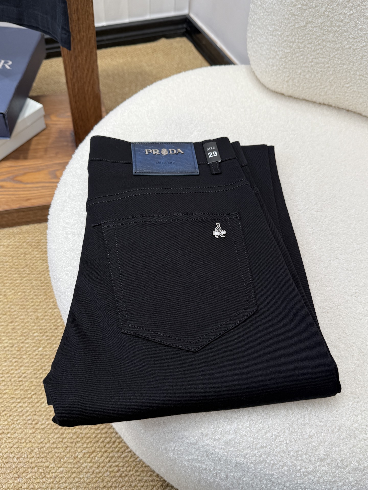 NO:918618,#bai PRADA Spring and summer slim straight jeans!  Heavy-duty fermentation and washing process, the slim straight version with elastic upper body is very comfortable, and it is very classy to wear. Needless to say, the style and tailoring of the pants, the G mesh logo is highly recognizable!  Truly a first-class top trendy product!  Really top-notch jeans, using Turkish cotton to produce the most famous denim fabric. The quality is outstanding. After heavy-duty fermentation and washing, the pants are very soft!  The straight-leg version is not picky and the upper body is absolutely stylish!  !  !  Size 29——3837,,prada,prada,jeans,19860909#bai 普拉达 PRADA春夏修身版直筒牛仔裤！重工酵磨水洗工艺,修身直筒版型带弹力上身非常舒适,穿出去非常有档次,裤型款式和裁剪亦无需多言 ,G网Logo辨识度极高！真正一等一顶级潮品！真正殿堂级的牛仔裤,选用土耳其的棉花 生产出最有名的单宁布 品质卓然,经过重工酵磨水洗使得裤子很柔软！直脚的版型 不挑人 上身绝对的有型！！！尺码29——3837,,prada,prada,jeans,,Men's clothing