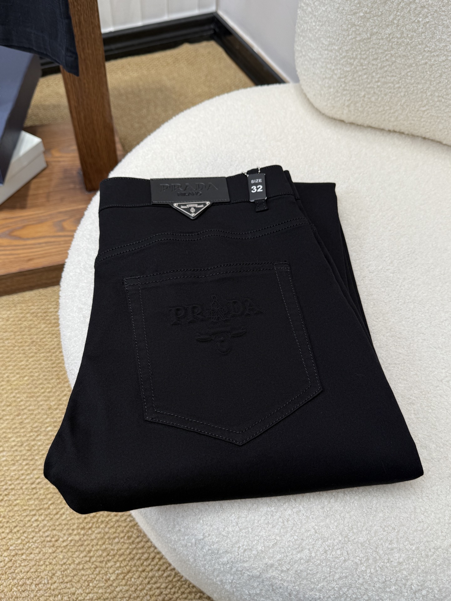 NO:913251,#bai PRADA Spring and summer slim straight jeans!  Heavy-duty fermentation and washing process, the slim straight version with elastic upper body is very comfortable, and it is very classy to wear. Needless to say, the style and tailoring of the pants, the G mesh logo is highly recognizable!  Truly a first-class top trendy product!  Really top-notch jeans, using Turkish cotton to produce the most famous denim fabric. The quality is outstanding. After heavy-duty fermentation and washing, the pants are very soft!  The straight-leg version is not picky and the upper body is absolutely stylish!  !  !  Size 29——3837,,prada,prada,jeans,19860909#bai 普拉达 PRADA春夏修身版直筒牛仔裤！重工酵磨水洗工艺,修身直筒版型带弹力上身非常舒适,穿出去非常有档次,裤型款式和裁剪亦无需多言 ,G网Logo辨识度极高！真正一等一顶级潮品！真正殿堂级的牛仔裤,选用土耳其的棉花 生产出最有名的单宁布 品质卓然,经过重工酵磨水洗使得裤子很柔软！直脚的版型 不挑人 上身绝对的有型！！！尺码29——3837,,prada,prada,jeans,,Men's clothing