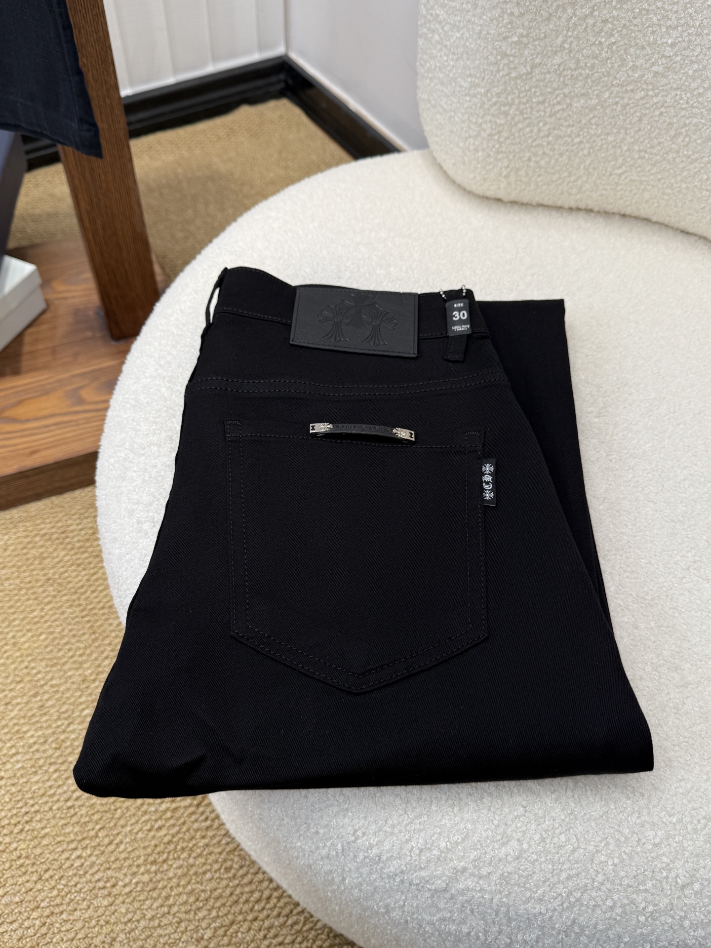 NO:918627,#baiCroxin spring and summer slim straight jeans!  Heavy-duty fermentation and washing process, the slim fit with elastic upper body is very comfortable, and it is very classy to wear. Needless to say, the style and cutting of the pants are also customized with original hardware and original wash mark!  Highly recognizable!  Truly a first-class top trendy product!  Really top-notch jeans, using Turkish cotton to produce the most famous denim fabric. The quality is outstanding. After heavy-duty fermentation and washing, the pants are very soft!  The straight-leg version is not picky and the upper body is absolutely stylish!  !  !  Size 29——3837,chrome hearts,jeans,19860909#bai 克罗心春夏款修身直筒牛仔裤！重工酵磨水洗工艺,修身版型带弹力上身非常舒适,穿出去非常有档次,裤型款式和裁剪亦无需多言 ,定制原版五金原版洗水唛！辨识度极高！真正一等一顶级潮品！真正殿堂级的牛仔裤,选用土耳其的棉花 生产出最有名的单宁布 品质卓然,经过重工酵磨水洗使得裤子很柔软！直脚的版型 不挑人 上身绝对的有型！！！尺码29——3837,,chrome hearts,jeans,,Men's clothing
