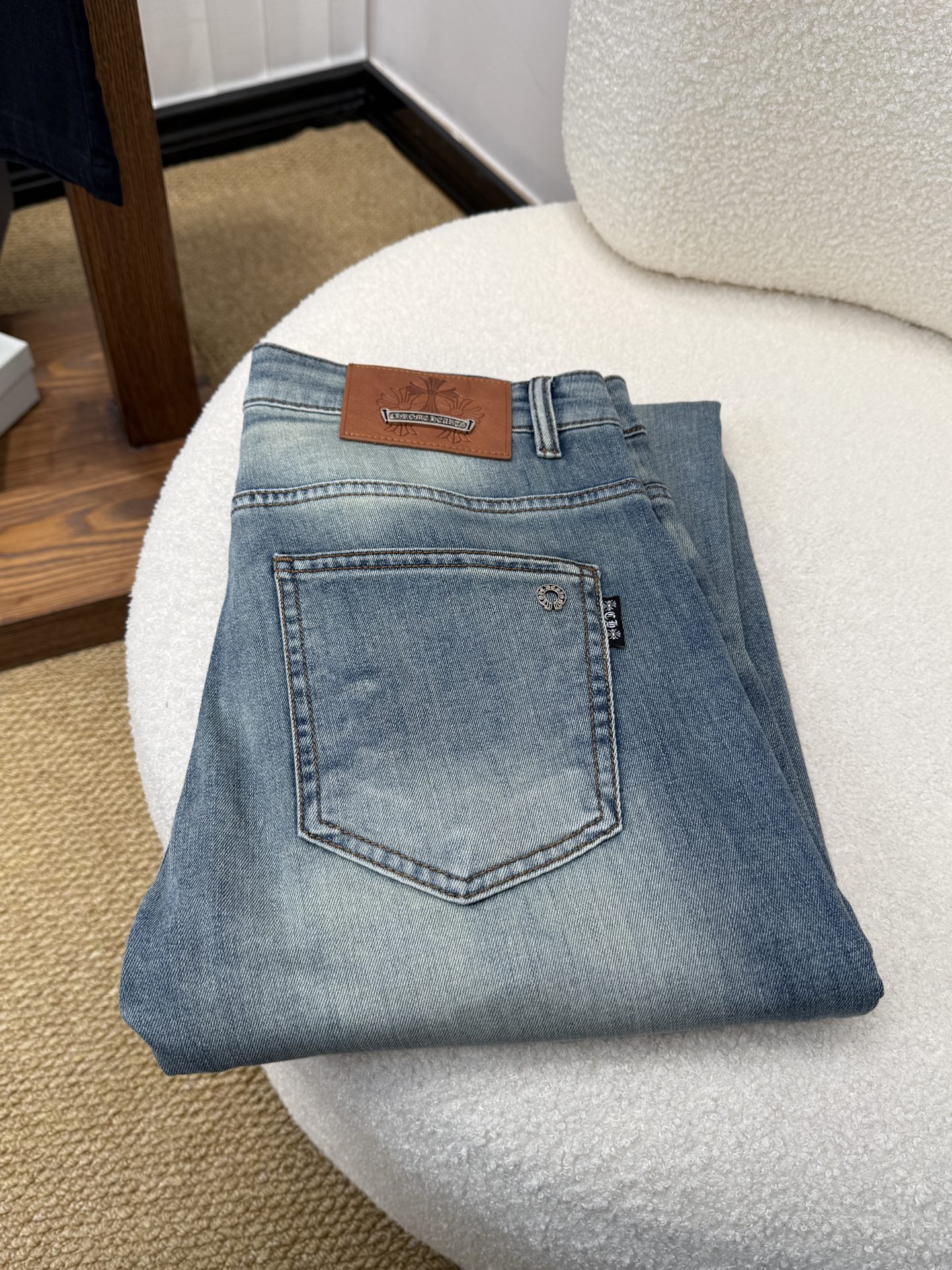 NO:918624,#baiCroxin spring and summer slim straight jeans!  Heavy-duty fermentation and washing process, the slim fit with elastic upper body is very comfortable, and it is very classy to wear. Needless to say, the style and cutting of the pants are also customized with original hardware and original wash mark!  Highly recognizable!  Truly a first-class top trendy product!  Really top-notch jeans, using Turkish cotton to produce the most famous denim fabric. The quality is outstanding. After heavy-duty fermentation and washing, the pants are very soft!  The straight-leg version is not picky and the upper body is absolutely stylish!  !  !  Size 29——3837,chrome hearts,jeans,19860909#bai 克罗心春夏款修身直筒牛仔裤！重工酵磨水洗工艺,修身版型带弹力上身非常舒适,穿出去非常有档次,裤型款式和裁剪亦无需多言 ,定制原版五金原版洗水唛！辨识度极高！真正一等一顶级潮品！真正殿堂级的牛仔裤,选用土耳其的棉花 生产出最有名的单宁布 品质卓然,经过重工酵磨水洗使得裤子很柔软！直脚的版型 不挑人 上身绝对的有型！！！尺码29——3837,,chrome hearts,jeans,,Men's clothing