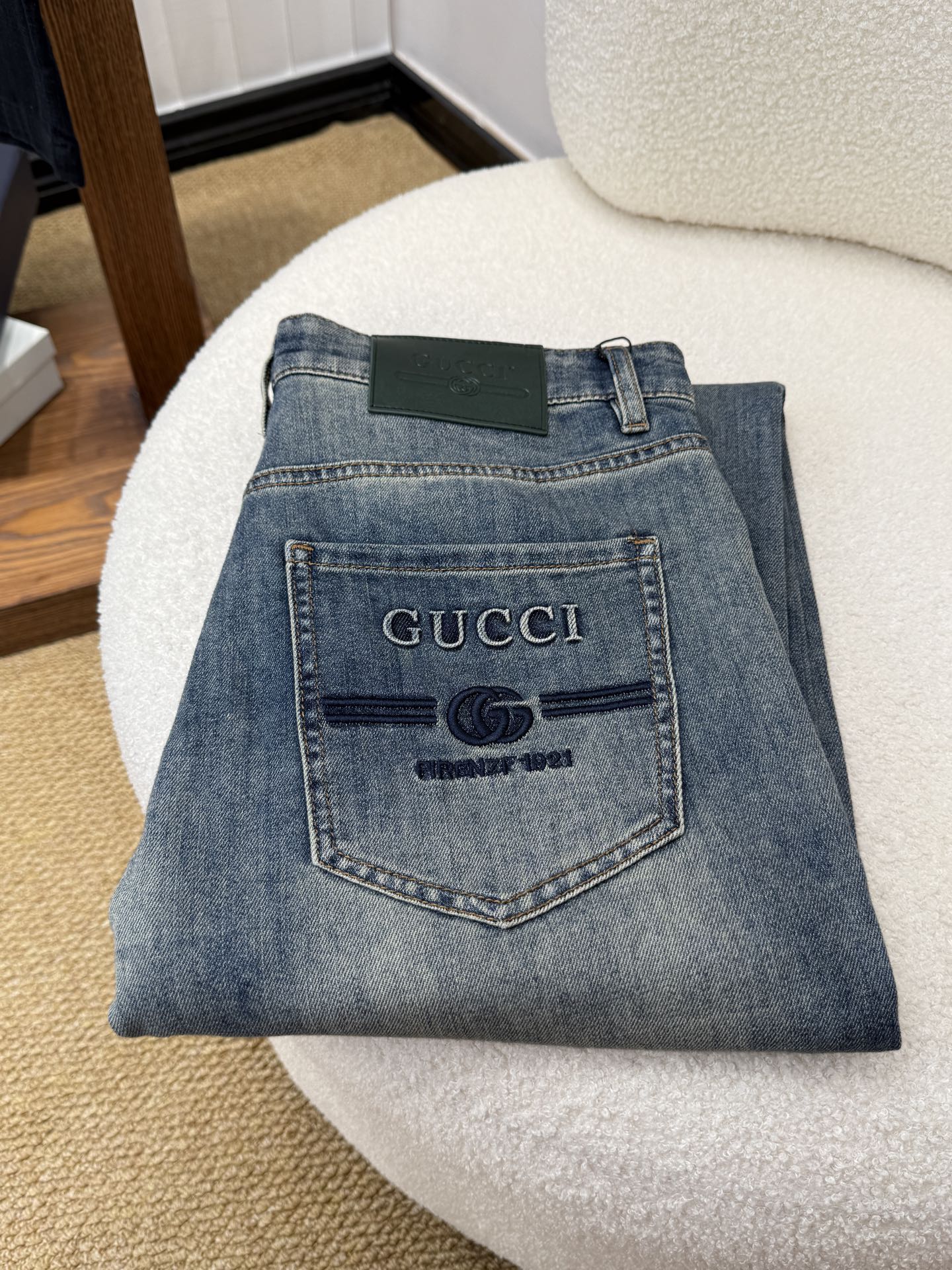 NO:913241,#bai Gucci GUCCI spring and summer slim straight jeans!  Heavy fermentation and washing process, lyocell color-locked denim fabric, elastic upper body, very comfortable, very classy to wear, needless to say the style and cut of the pants, the G net logo is highly recognizable!  Truly a first-class top trendy product!  Really top-notch jeans with outstanding quality. They have been washed with heavy fermentation and milling to make them very soft!  The upper body is absolutely stylish!  !  !  Size 29——3837,,gucci,jeans,19860909#bai 古奇 GUCCI春夏修身直筒牛仔裤！重工酵磨水洗工艺,莱赛尔锁色牛仔面料,带弹力上身非常舒适,穿出去非常有档次,裤型款式和裁剪亦无需多言 ,G网Logo辨识度极高！真正一等一顶级潮品！真正殿堂级的牛仔裤,品质卓然,经过重工酵磨水洗使得裤子很柔软！上身绝对的有型！！！尺码29——3837,,gucci,jeans,,Men's clothing