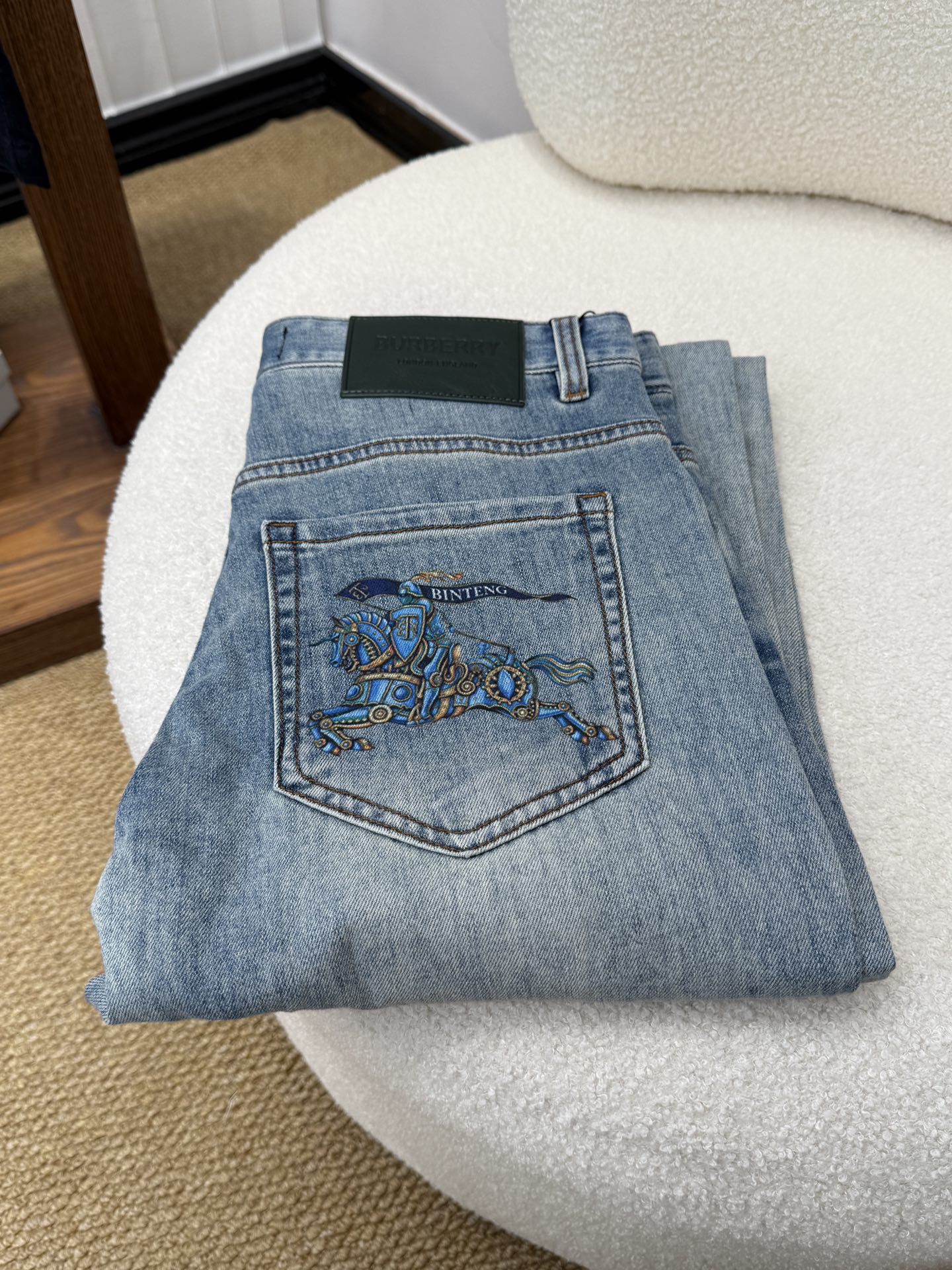 NO:913247,#baiBURBERRY spring and summer slim straight jeans!  Heavy-duty fermentation and washing process, the slim fit with elastic upper body is very comfortable, and it is very classy to wear. Needless to say, the style and cutting of the pants are also customized with original hardware and original wash marks!  Highly recognizable!  Truly a first-class top trendy product!  Really top-notch jeans, using Turkish cotton to produce the most famous denim fabric. The quality is outstanding. After heavy-duty fermentation and washing, the pants are very soft!  The straight-leg version is not picky and the upper body is absolutely stylish!  !  !  Size 29——3837,,burberry,burberry,jeans,19860909#bai 巴宝莉 BURBERRY春夏款修身直筒牛仔裤！重工酵磨水洗工艺,修身版型带弹力上身非常舒适,穿出去非常有档次,裤型款式和裁剪亦无需多言 ,定制原版五金原版洗水唛！辨识度极高！真正一等一顶级潮品！真正殿堂级的牛仔裤,选用土耳其的棉花 生产出最有名的单宁布 品质卓然,经过重工酵磨水洗使得裤子很柔软！直脚的版型 不挑人 上身绝对的有型！！！尺码29——3837,,burberry,burberry,jeans,,Men's clothing