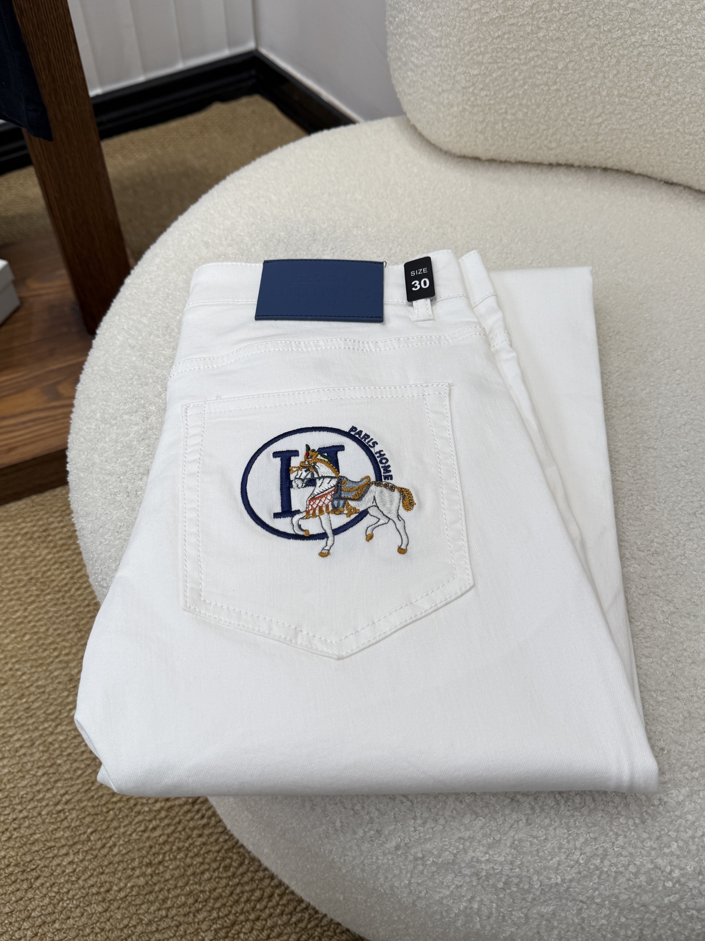 NO:947754,#baiHermès HERNES spring and summer slim straight jeans!  Heavy-duty fermentation and washing process, Lyocell color-locked denim fabric, elastic upper body, very comfortable, very classy to wear, needless to say the style and cut of the pants, the G net logo is highly recognizable!  Truly a first-class top trendy product!  Really top-notch jeans with outstanding quality. They have been washed with heavy fermentation and milling to make them very soft!  The upper body is absolutely stylish!  !  !  Size 29——3837,,hermes,jeans,19860909#bai 爱马仕 HERNES 春夏修身直筒牛仔裤！重工酵磨水洗工艺,莱赛尔锁色牛仔面料,带弹力上身非常舒适,穿出去非常有档次,裤型款式和裁剪亦无需多言 ,G网Logo辨识度极高！真正一等一顶级潮品！真正殿堂级的牛仔裤,品质卓然,经过重工酵磨水洗使得裤子很柔软！上身绝对的有型！！！尺码29——3837,,hermes,jeans,,Men's clothing