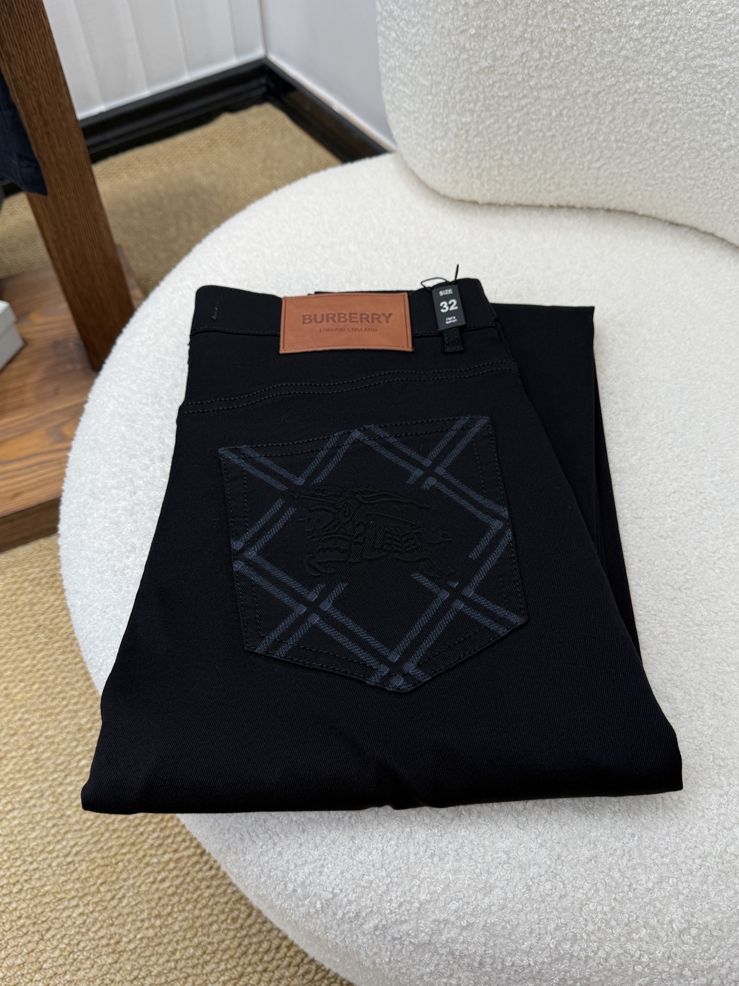 NO:913245,#baiBURBERRY spring and summer slim straight jeans!  Heavy fermentation and washing process, lyocell color-locked denim fabric, elastic upper body, very comfortable, very classy to wear, needless to say the style and cut of the pants, the G net logo is highly recognizable!  Truly a first-class top trendy product!  Really top-notch jeans with outstanding quality. They have been washed with heavy fermentation and milling to make them very soft!  The upper body is absolutely stylish!  !  !  Size 29——3837,,burberry,burberry,jeans,19860909#bai 巴宝莉 BURBERRY春夏修身直筒牛仔裤！重工酵磨水洗工艺,莱赛尔锁色牛仔面料,带弹力上身非常舒适,穿出去非常有档次,裤型款式和裁剪亦无需多言 ,G网Logo辨识度极高！真正一等一顶级潮品！真正殿堂级的牛仔裤,品质卓然,经过重工酵磨水洗使得裤子很柔软！上身绝对的有型！！！尺码29——3837,,burberry,burberry,jeans,,Men's clothing