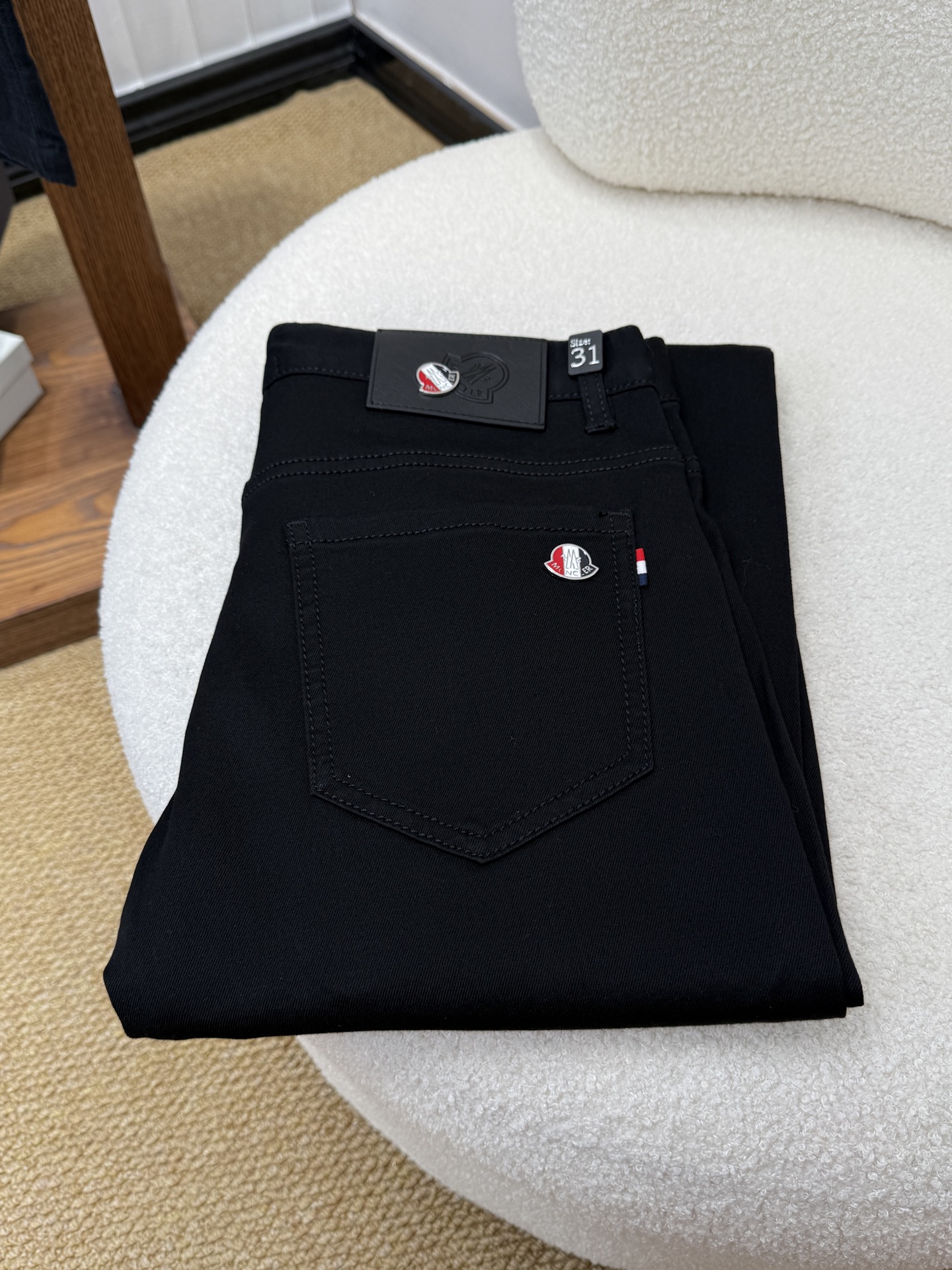 NO:913258,#bai MONCLER spring and summer slim straight jeans!  Heavy fermentation and washing process, lyocell color-locked denim fabric, elastic upper body, very comfortable, very classy to wear, needless to say the style and cut of the pants, the G net logo is highly recognizable!  Truly a first-class top trendy product!  Really top-notch jeans with outstanding quality. They have been washed with heavy fermentation and milling to make them very soft!  The upper body is absolutely stylish!  !  !  Size 29——3837,,Moncler,jeans,19860909#bai 蒙口 MONCLER春夏修身直筒牛仔裤！重工酵磨水洗工艺,莱赛尔锁色牛仔面料,带弹力上身非常舒适,穿出去非常有档次,裤型款式和裁剪亦无需多言 ,G网Logo辨识度极高！真正一等一顶级潮品！真正殿堂级的牛仔裤,品质卓然,经过重工酵磨水洗使得裤子很柔软！上身绝对的有型！！！尺码29——3837,,Moncler,jeans,,Men's clothing