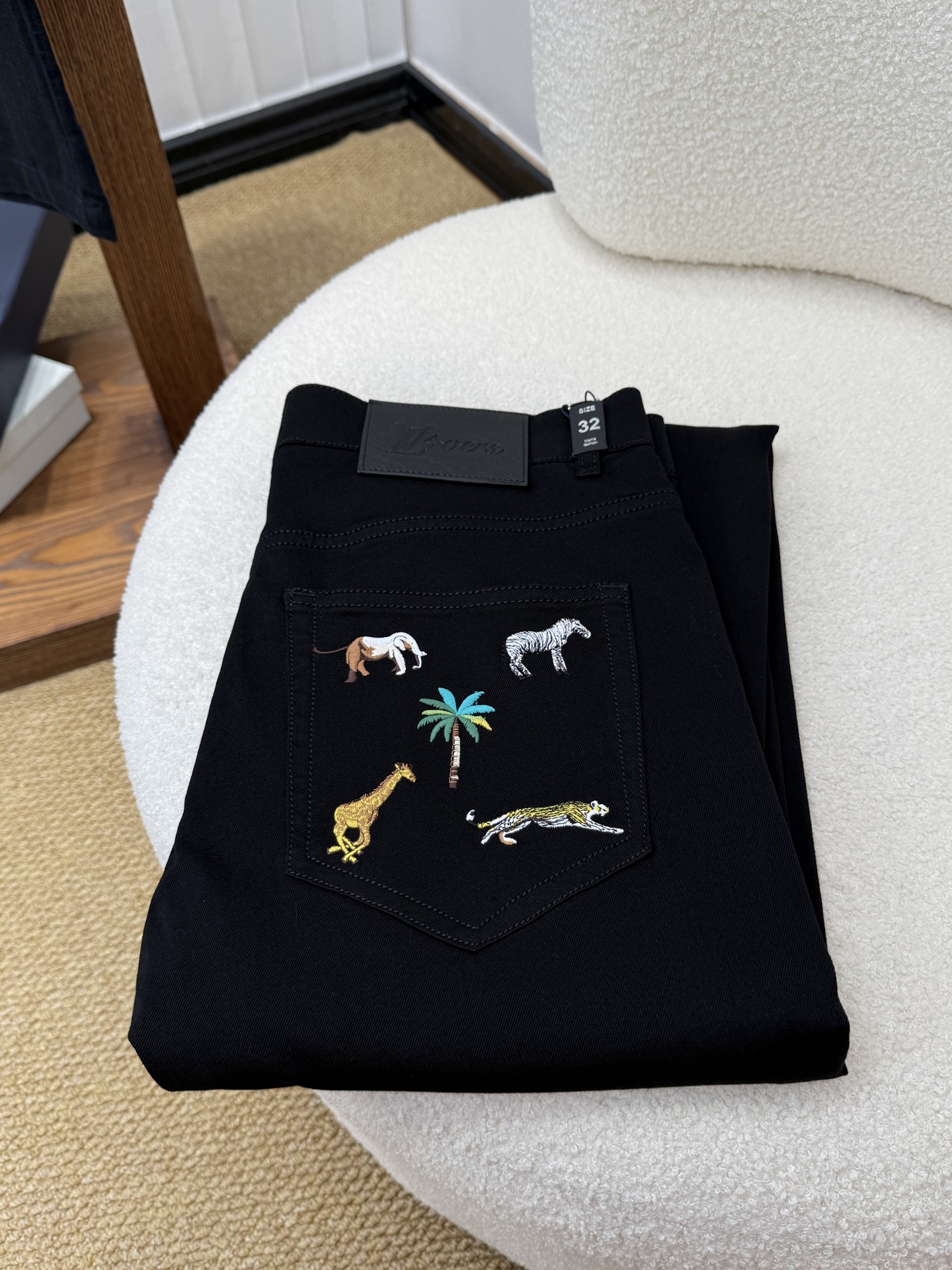 NO:918621,#baiLV Louis Vuitton spring and summer slim fit straight jeans!  Heavy-duty fermentation and washing process, the slim straight version with elastic upper body is very comfortable, and it is very classy to wear. Needless to say, the style and tailoring of the pants, the G mesh logo is highly recognizable!  Truly a first-class top trendy product!  Really top-notch jeans, using Turkish cotton to produce the most famous denim fabric. The quality is outstanding. After heavy-duty fermentation and washing, the pants are very soft!  The straight-leg version is not picky and the upper body is absolutely stylish!  !  !  Size 29——3837,,louis vuitton,louis vuitton,jeans,19860909#bai LV 路易威登春夏修身版直筒牛仔裤！重工酵磨水洗工艺,修身直筒版型带弹力上身非常舒适,穿出去非常有档次,裤型款式和裁剪亦无需多言 ,G网Logo辨识度极高！真正一等一顶级潮品！真正殿堂级的牛仔裤,选用土耳其的棉花 生产出最有名的单宁布 品质卓然,经过重工酵磨水洗使得裤子很柔软！直脚的版 型 不挑人 上身绝对的有型！！！尺码29——3837,,louis vuitton,louis vuitton,jeans,,Men's clothing