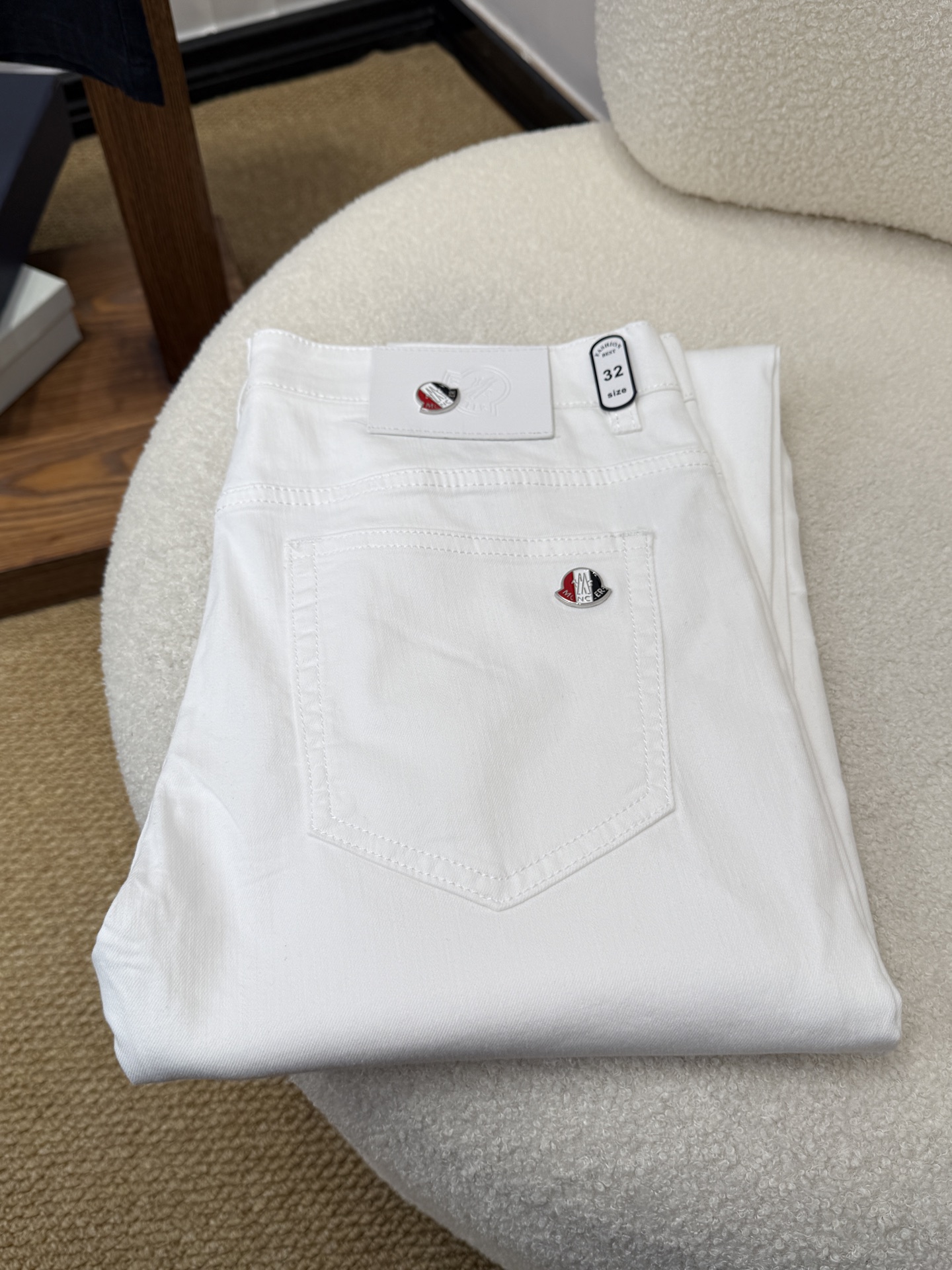 NO:918615,#bai MONCLER spring and summer slim straight jeans!  Heavy fermentation and washing process, lyocell color-locked denim fabric, elastic upper body, very comfortable, very classy to wear, needless to say the style and cut of the pants, the G net logo is highly recognizable!  Truly a first-class top trendy product!  Really top-notch jeans with outstanding quality. They have been washed with heavy fermentation and milling to make them very soft!  The upper body is absolutely stylish!  !  !  Size 29——3837,,Moncler,jeans,19860909#bai 蒙口 MONCLER春夏修身直筒牛仔裤！重工酵磨水洗工艺,莱赛尔锁色牛仔面料,带弹力上身非常舒适,穿出去非常有档次,裤型款式和裁剪亦无需多言 ,G网Logo辨识度极高！真正一等一顶级潮品！真正殿堂级的牛仔裤,品质卓然,经过重工酵磨水洗使得裤子很柔软！上身绝对的有型！！！尺码29——3837,,Moncler,jeans,,Men's clothing