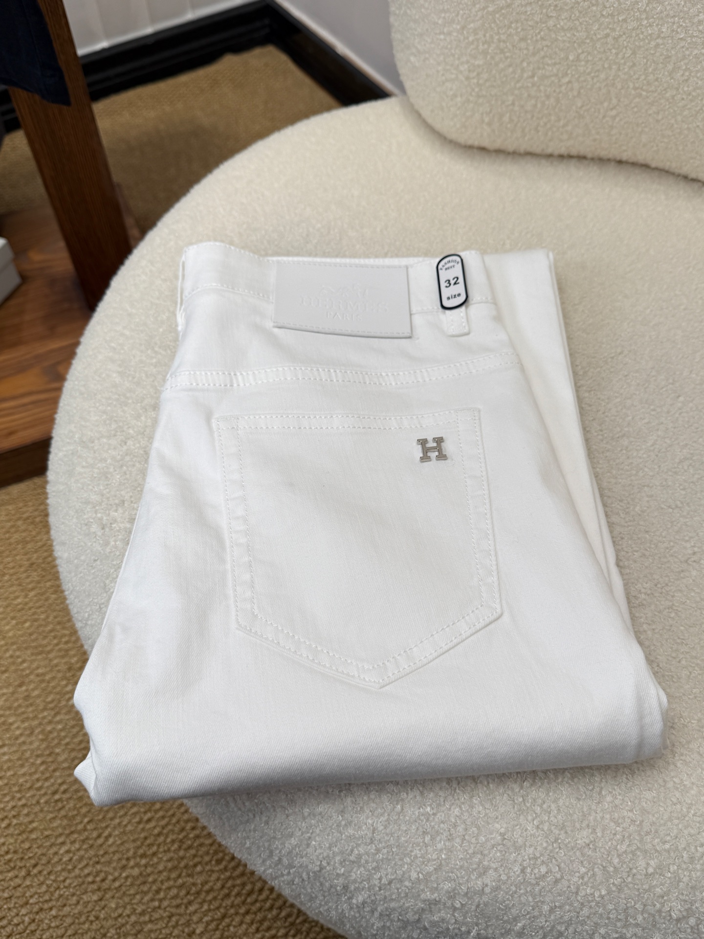 NO:933551,Hermès HERNES spring and summer slim straight jeans!  Heavy fermentation and washing process, lyocell color-locked denim fabric, elastic upper body, very comfortable, very classy to wear, needless to say the style and cut of the pants, the G net logo is highly recognizable!  Truly a first-class top trendy product!  Really top-notch jeans with outstanding quality. They have been washed with heavy fermentation and milling to make them very soft!  The upper body is absolutely stylish!  !  !  Size 29——3837,,hermes,jeans,19860909爱马仕 HERNES 春夏修身直筒牛仔裤！重工酵磨水洗工艺,莱赛尔锁色牛仔面料,带弹力上身非常舒适,穿出去非常有档次,裤型款式和裁剪亦无需多言 ,G网Logo辨识度极高！真正一等一顶级潮品！真正殿堂级的牛仔裤,品质卓然,经过重工酵磨水洗使得裤子很柔软！上身绝对的有型！！！尺码29——3837,,hermes,jeans,,Men's clothing