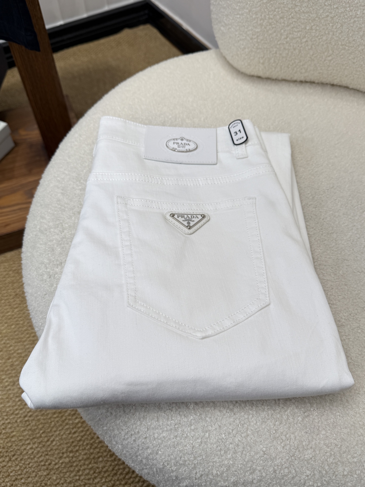 NO:918641,#bai PRADA Spring and summer slim straight jeans!  Heavy-duty fermentation and washing process, the slim straight version with elastic upper body is very comfortable, and it is very classy to wear. Needless to say, the style and tailoring of the pants, the G mesh logo is highly recognizable!  Truly a first-class top trendy product!  Really top-notch jeans, using Turkish cotton to produce the most famous denim fabric. The quality is outstanding. After heavy-duty fermentation and washing, the pants are very soft!  The straight-leg version is not picky and the upper body is absolutely stylish!  !  !  Size 29——3837,,prada,prada,jeans,19860909#bai 普拉达 PRADA春夏修身版直筒牛仔裤！重工酵磨水洗工艺,修身直筒版型带弹力上身非常舒适,穿出去非常有档次,裤型款式和裁剪亦无需多言 ,G网Logo辨识度极高！真正一等一顶级潮品！真正殿堂级的牛仔裤,选用土耳其的棉花 生产出最有名的单宁布 品质卓然,经过重工酵磨水洗使得裤子很柔软！直脚的版型 不挑人 上身绝对的有型！！！尺码29——3837,,prada,prada,jeans,,Men's clothing