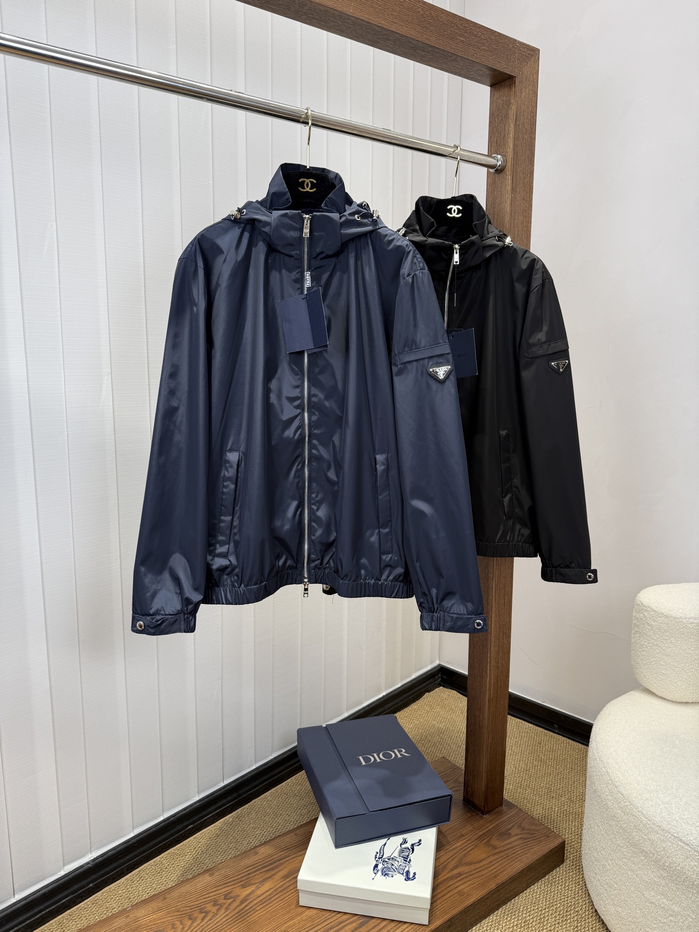 NO:956500,Prada 2026 early autumn new popular counter new casual fashion jacket. Ultra-avant-garde design style. Delicate and comfortable. Very light and not easy to wrinkle. Multiple craftsmanship. The overall design is quite visual. The upper body is casual and stylish, with a certain degree of stiffness. It is definitely recommended for the temperament that is at the forefront of fashion. It is a must-have for urban leisure. Size M~3XL (48-56) multi-color, prada, jackets & coats,19860909普拉达 2026 早秋新款爆款专柜新款休闲时尚夹克 超前卫设计风格 细腻舒适 穿着非常轻便不易起皱.多重重工艺 整体的设计颇具视觉感,上身休闲有型,有一定的挺括度,绝对走在时尚最尖端的气质感推荐,都市休闲必备. 码数M~3XL（48-56）多颜色,,prada,jackets & coats,,Men's clothing