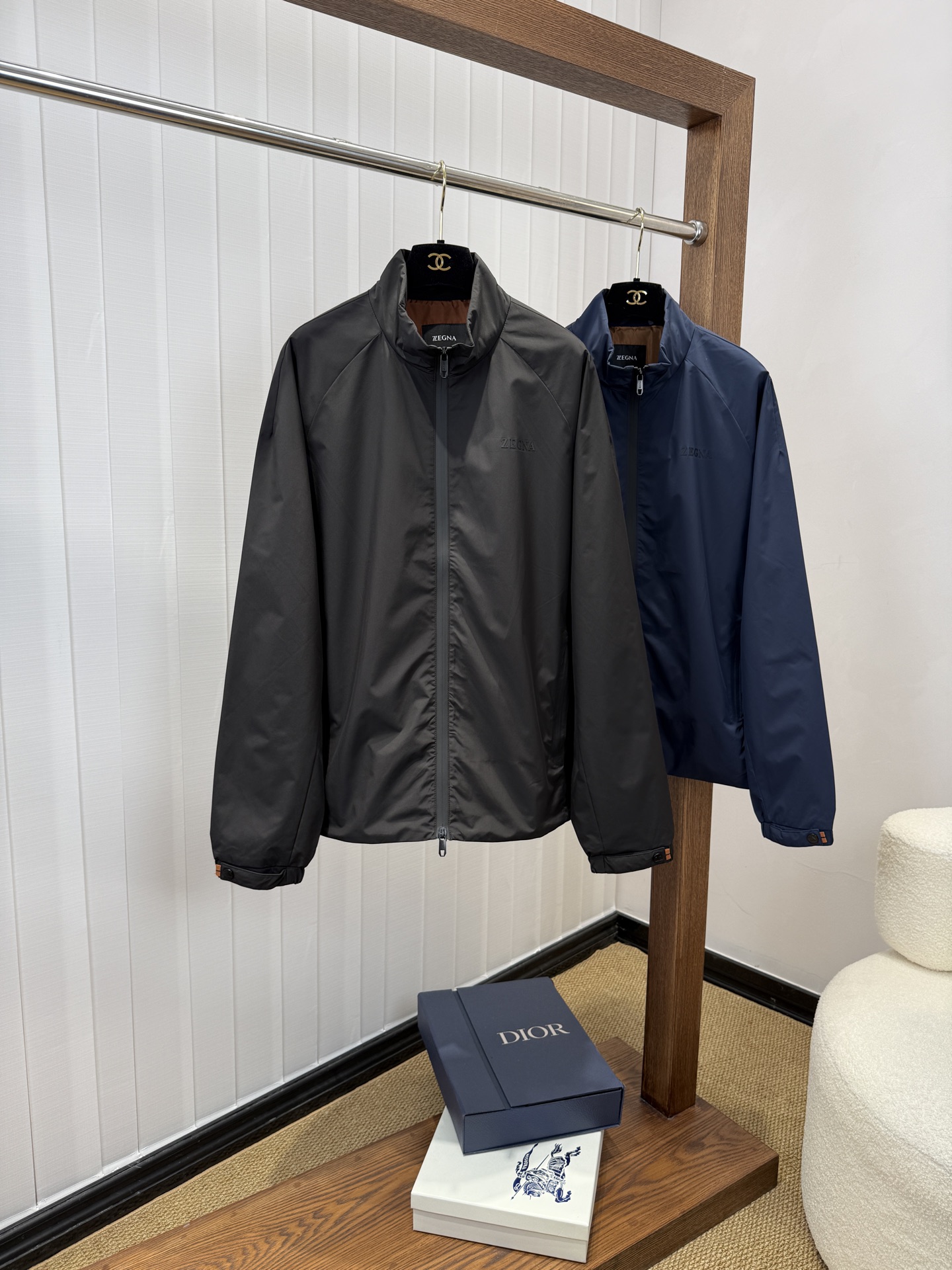 NO:956509,Zegna 2026 early autumn new popular counter new casual fashion jacket. Ultra-avant-garde design style. Delicate and comfortable. Very light and not easy to wrinkle. Multiple craftsmanship. The overall design is quite visual. The upper body is casual and stylish, with a certain degree of stiffness. It is definitely recommended for the temperament that is at the forefront of fashion. It is a must-have for urban leisure. Size M~3XL (48-56) multi-color, zegna, jackets & coats,19860909杰尼亚 2026 早秋新款爆款专柜新款休闲时尚夹克 超前卫设计风格 细腻舒适 穿着非常轻便不易起皱.多重重工艺 整体的设计颇具视觉感,上身休闲有型,有一定的挺括度,绝对走在时尚最尖端的气质感推荐,都市休闲必备. 码数M~3XL（48-56）多颜色,,zegna,jackets & coats,,Men's clothing