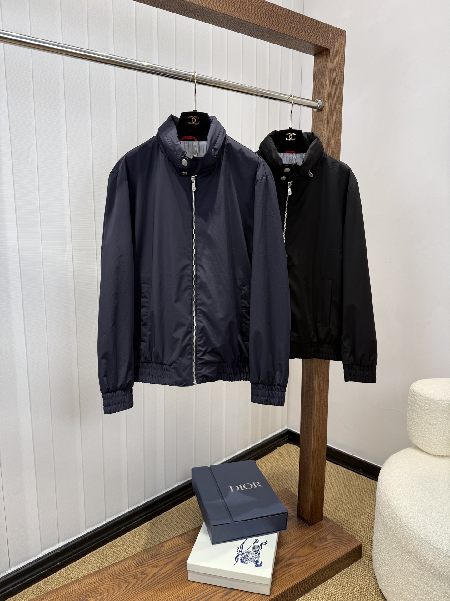 NO:956525,bc 2026 early autumn new popular counter new casual fashion jacket. Ultra-avant-garde design style. Delicate and comfortable. Very light and not easy to wrinkle. Multiple craftsmanship. The overall design is quite visual. The upper body is casual and stylish, with a certain degree of stiffness. It is definitely recommended for the temperament that is at the forefront of fashion. It is a must-have for urban leisure. Size M~3XL (48-56) Multi-color, jackets & coats,19860909bc 2026 早秋新款爆款专柜新款休闲时尚夹克 超前卫设计风格 细腻舒适 穿着非常轻便不易起皱.多重重工艺 整体的设计颇具视觉感,上身休闲有型,有一定的挺括度,绝对走在时尚最尖端的气质感推荐,都市休闲必备. 码数M~3XL（48-56）多颜色,,jackets & coats,,Men's clothing