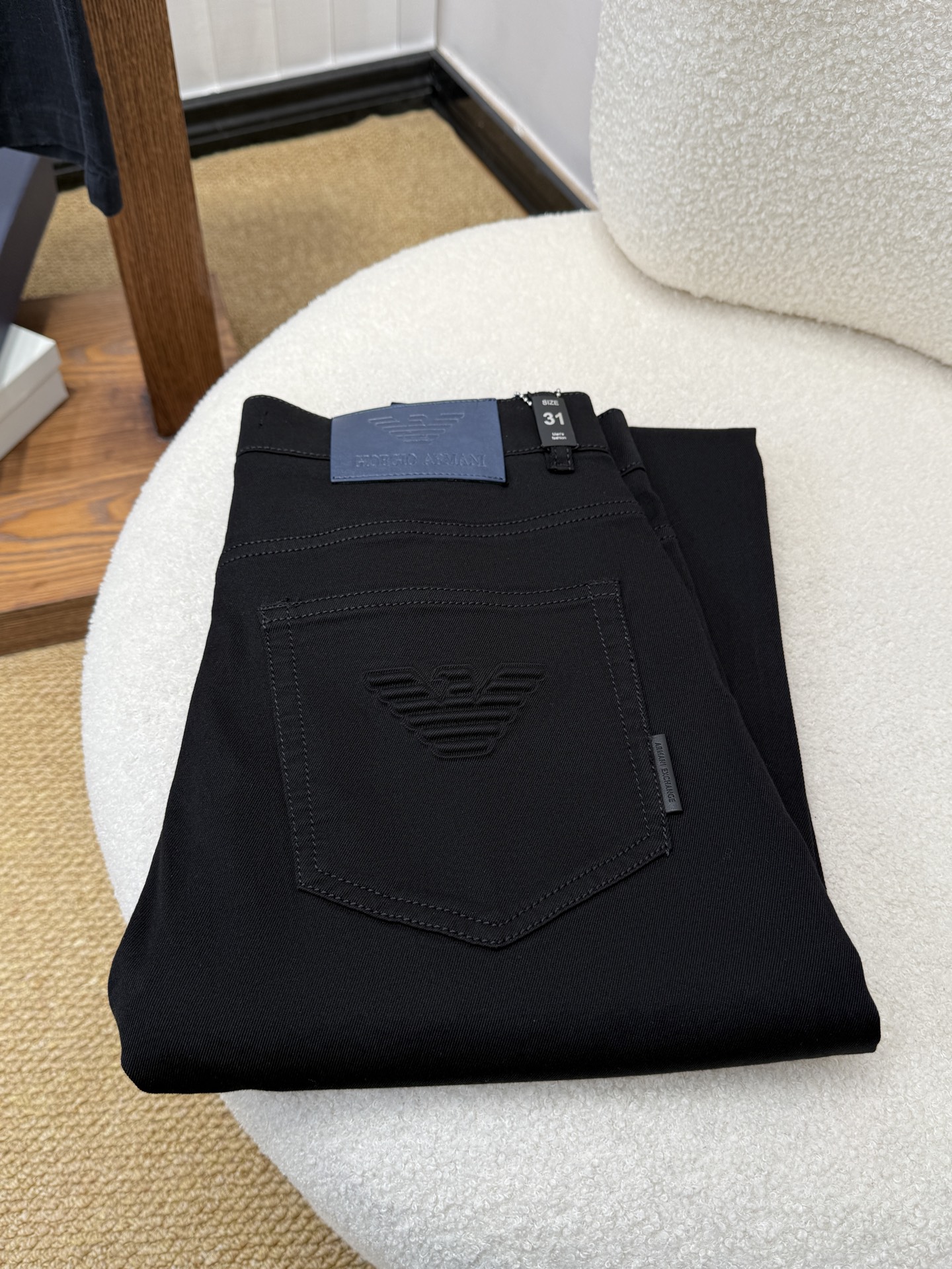 NO:947765,#baiArmani ARMANI spring and summer slim straight jeans!  Heavy-duty fermentation and washing process, slim straight fit, Lyocell color-locked denim fabric, elastic upper body, very comfortable, very classy to wear, needless to say the style and cut of the pants, the G network logo is highly recognizable!  Really top-notch jeans with outstanding quality. They have been washed with heavy fermentation and milling to make them very soft!  The straight-leg version is not picky and the upper body is absolutely stylish!  !  !  Size 29——3837,,armani,armani,jeans,19860909#bai 阿玛尼 ARMANI春夏修身版直筒牛仔裤！重工酵磨水洗工艺,修身直筒版型,莱赛尔锁色牛仔面料,带弹力上身非常舒适,穿出去非常有档次,裤型款式和裁剪亦无需多言 ,G网Logo辨识度极高！真正殿堂级的牛仔裤,品质卓然,经过重工酵磨水洗使得裤子很柔软！直脚的版型 不挑人 上身绝对的有型！！！尺码29——3837,,armani,armani,jeans,,Men's clothing