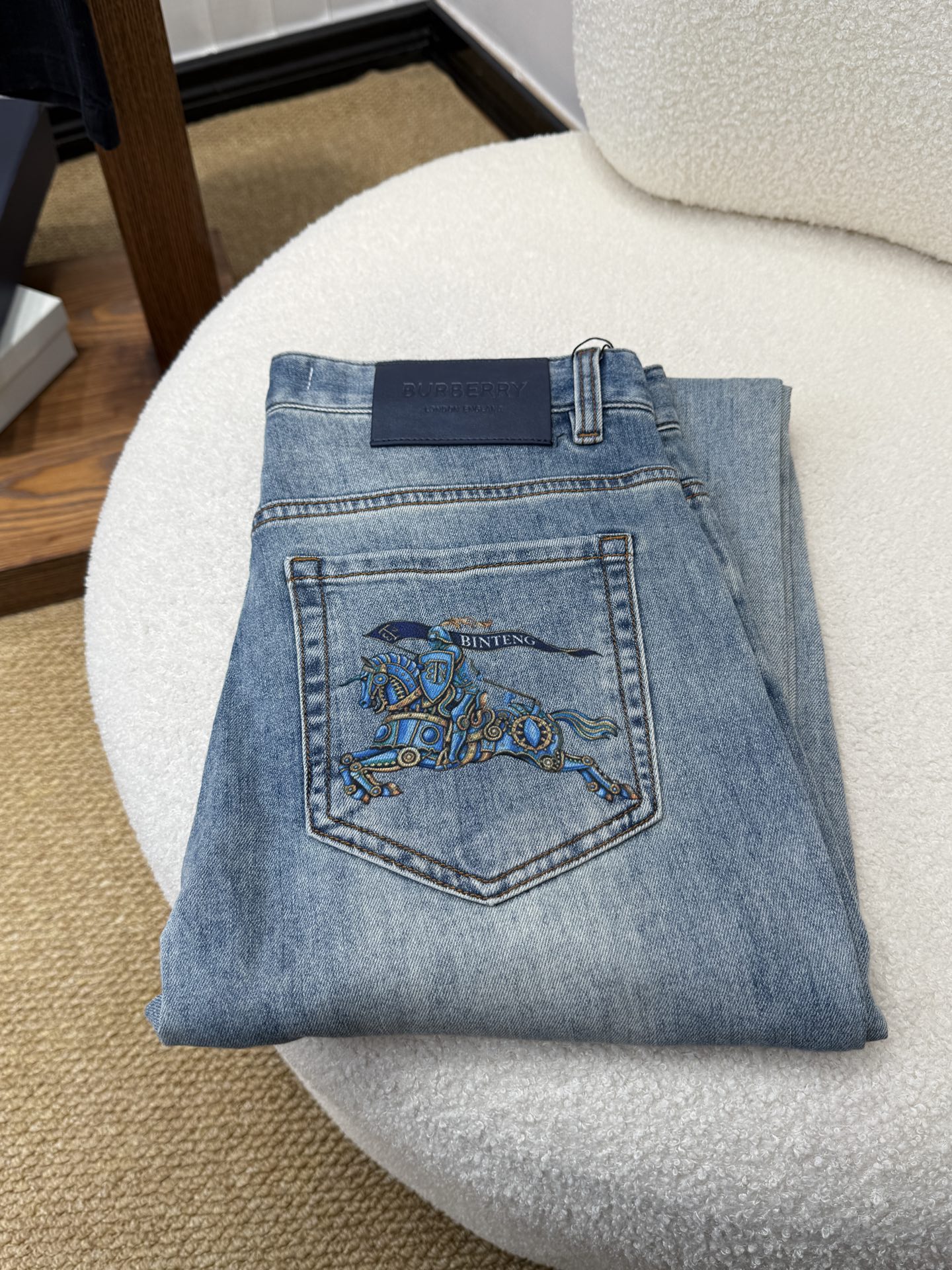 NO:918630,#baiBURBERRY spring and summer slim straight jeans!  Heavy fermentation and washing process, lyocell color-locked denim fabric, elastic upper body, very comfortable, very classy to wear, needless to say the style and cut of the pants, the G net logo is highly recognizable!  Truly a first-class top trendy product!  Really top-notch jeans with outstanding quality. They have been washed with heavy fermentation and milling to make them very soft!  The upper body is absolutely stylish!  !  !  Size 29——3837,,burberry,burberry,jeans,19860909#bai 巴宝莉 BURBERRY春夏修身直筒牛仔裤！重工酵磨水洗工艺,莱赛尔锁色牛仔面料,带弹力上身非常舒适,穿出去非常有档次,裤型款式和裁剪亦无需多言 ,G网Logo辨识度极高！真正一等一顶级潮品！真正殿堂级的牛仔裤,品质卓然,经过重工酵磨水洗使得裤子很柔软！上身绝对的有型！！！尺码29——3837,,burberry,burberry,jeans,,Men's clothing