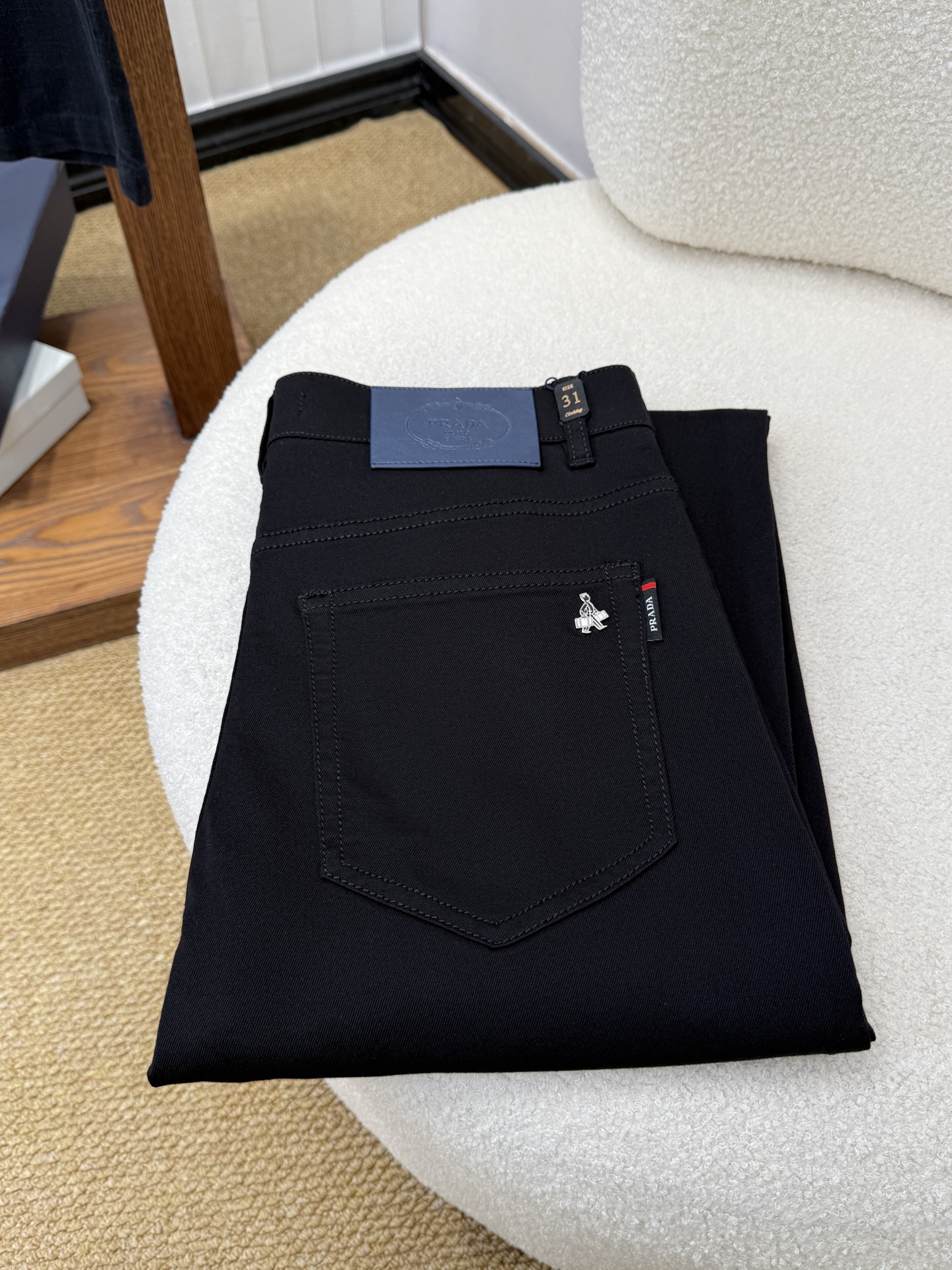 NO:905542,PRADA spring and summer slim fit straight jeans!  Heavy-duty fermentation and washing process, the slim straight version with elastic upper body is very comfortable, and it is very classy to wear. Needless to say, the style and tailoring of the pants, the G mesh logo is highly recognizable!  Truly a first-class top trendy product!  Really top-notch jeans, using Turkish cotton to produce the most famous denim fabric. The quality is outstanding. After heavy-duty fermentation and washing, the pants are very soft!  The straight-leg version is not picky and the upper body is absolutely stylish!  !  !  Size 29——3837,,prada,prada,jeans,19860909普拉达 PRADA春夏修身版直筒牛仔裤！重工酵磨水洗工艺,修身直筒版型带弹力上身非常舒适,穿出去非常有档次,裤型款式和裁剪亦无需多言 ,G网Logo辨识度极高！真正一等一顶级潮品！真正殿堂级的牛仔裤,选用土耳其的棉花 生产出最有名的单宁布 品质卓然,经过重工酵磨水洗使得裤子很柔软！直脚的版型 不挑人 上身绝对的有型！！！尺码29——3837,,prada,prada,jeans,,Men's clothing