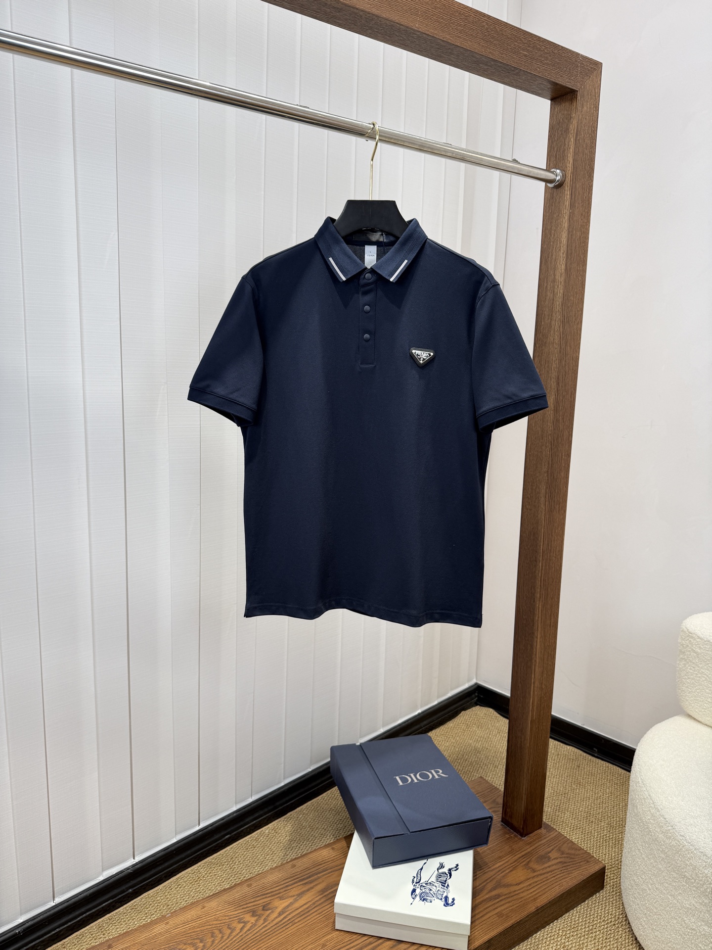 NO:865936,Prada highly recommended!  Spring and summer new products are on sale at the counter. Fashionable high-end men's Polo - Logo on the chest, personalized and fashionable/Imported top high-density mercerized pearls, extremely skin-friendly and comfortable. It feels very delicate, has a good texture, is cool and breathable, and is a very good overall piece. It can be worn alone without any problem. Size M-4Xl,, prada,19860909普拉达 重磅推荐！春夏新品 专柜在售 时尚高端男装Polo-胸前Logo个性时尚/进口顶极高密度丝光珠地,极为亲肤舒适 摸上去非常的细腻,质感很好,凉爽透气,整体非常不错的一款,内搭单穿都完全没问题 尺码M-4Xl,,prada,,Men's clothing