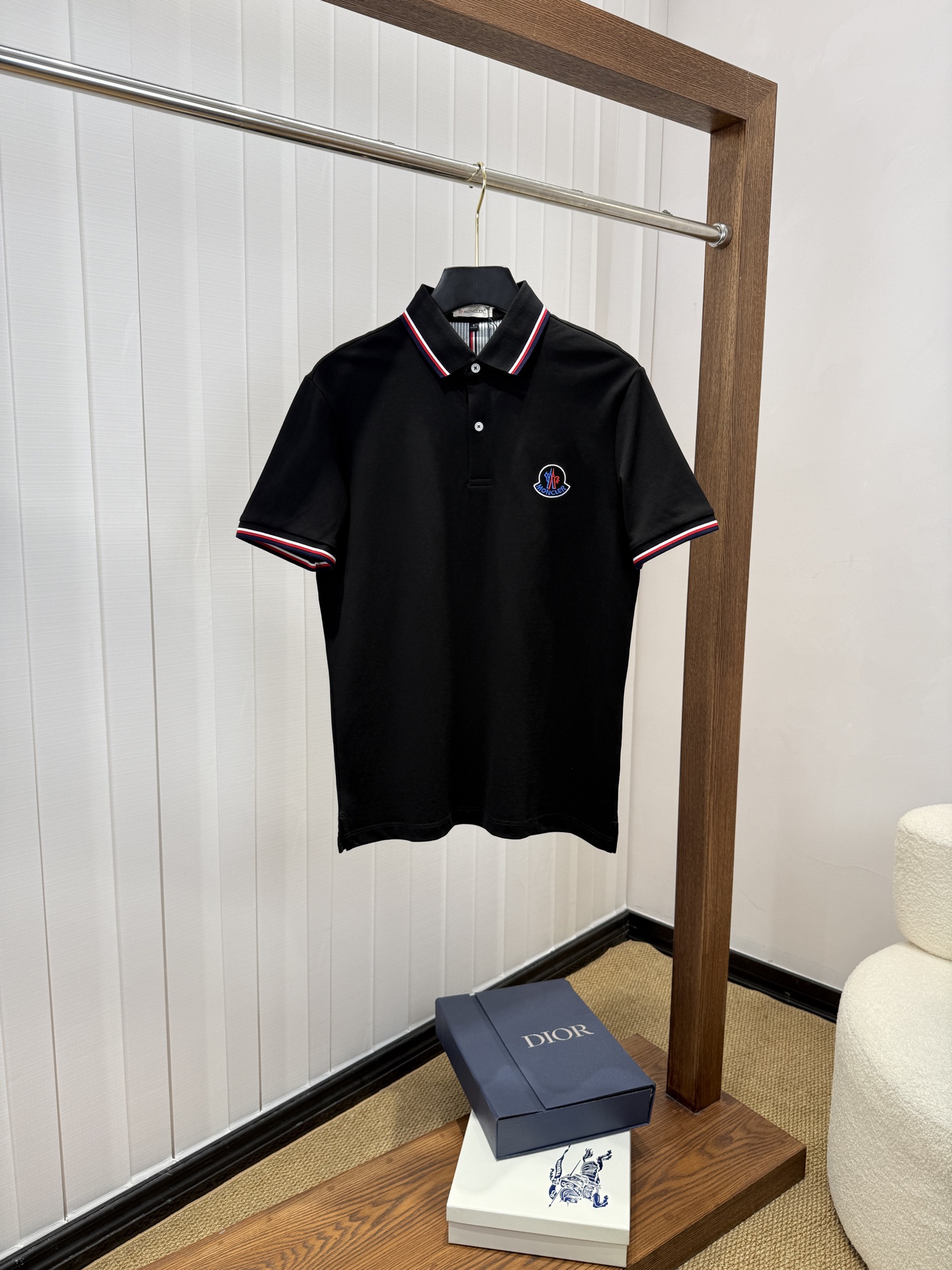 NO:865901,Meng Mouth Highly Recommended!  Spring and summer new products are on sale at the counter. Fashionable and high-end men's Polo - Logo on the chest, personalized and fashionable/Imported top high-density mercerized pearls, extremely skin-friendly and comfortable. It feels very delicate, has a good texture, is cool and breathable, and is a very good overall piece. It can be worn alone without any problem. Size M-4Xl, Moncler,19860909蒙口 重磅推荐！春夏新品 专柜在售 时尚高端男装Polo-胸前Logo个性时尚/进口顶极高密度丝光珠地,极为亲肤舒适 摸上去非常的细腻,质感很好,凉爽透气,整体非常不错的一款,内搭单穿都完全没问题 尺码M-4Xl,,Moncler,,Men's clothing