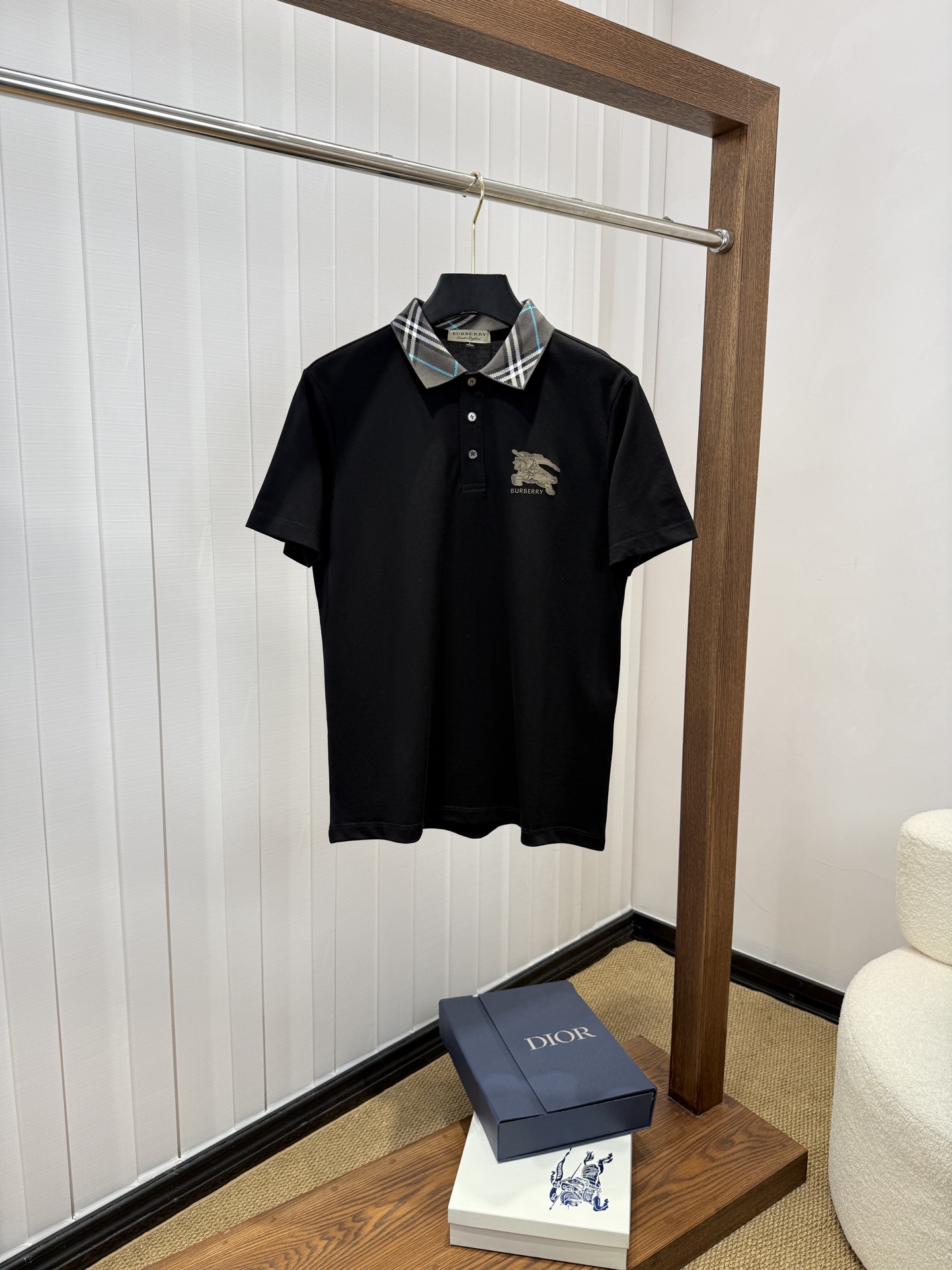 NO:865890,Burberry highly recommended!  Spring and summer new products are on sale at the counter. Fashionable high-end men's Polo - Logo on the chest, personalized and fashionable/Imported high-density mercerized pearls, extremely skin-friendly and comfortable. It feels very delicate, has a good texture, is cool and breathable, and is a very good overall piece. It can be worn alone without any problem. Size M-4Xl,, burberry,19860909巴宝莉 重磅推荐！春夏新品 专柜在售 时尚高端男装Polo-胸前Logo个性时尚/进口顶极高密度丝光珠地,极为亲肤舒适 摸上去非常的细腻,质感很好,凉爽透气,整体非常不错的一款,内搭单穿都完全没问题 尺码M-4Xl,,burberry,,Men's clothing